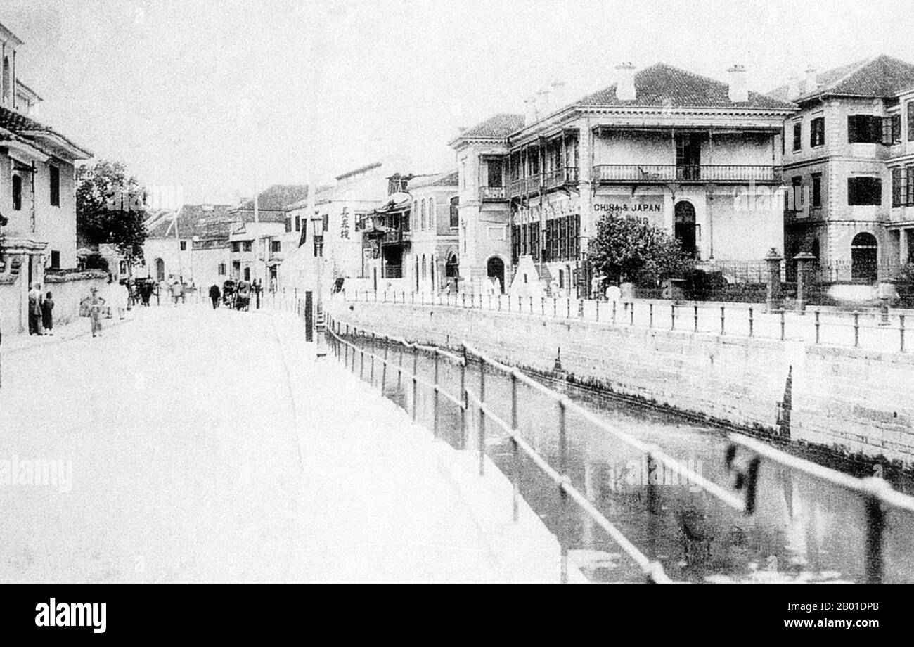 China: Small canal between the International Settlement and the French Concession, Shanghai, early 20th century.  The Shanghai French Concession (Chinese: 上海法租界; pinyin: Shànghǎi Fǎ Zūjiè, French: La concession française de Shanghai) was a foreign concession in Shanghai, China from 1849 until 1946, and it was progressively expanded in the late 19th and early 20th centuries.  The Shanghai International Settlement (Chinese: 上海公共租界) began originally as a purely British settlement. It was one of the original five treaty ports which were established under the terms of the Treaty of Nanking in 1842. Stock Photo