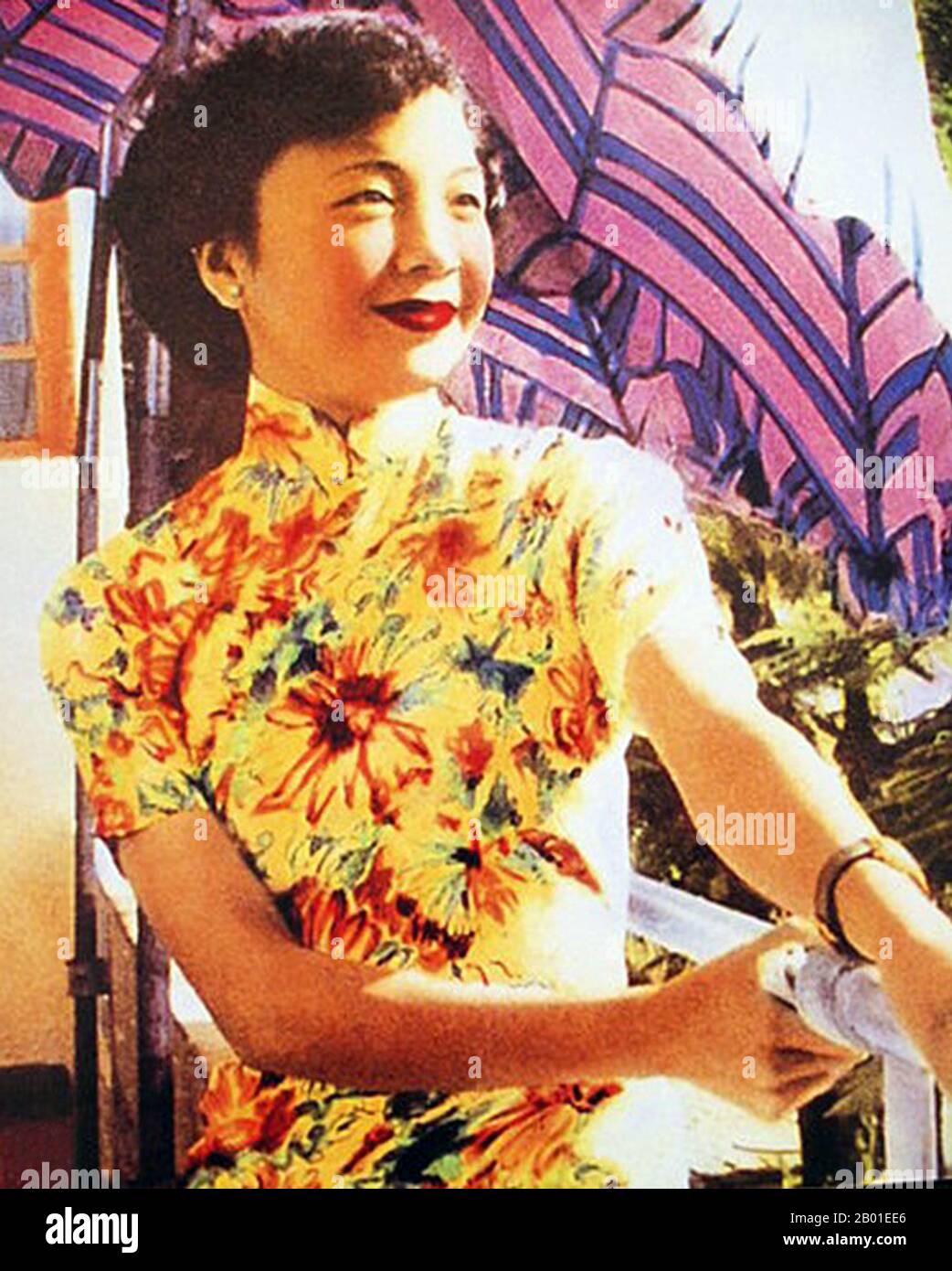 China: Yao Lee (10 September 1922 - 19 July 2019), one of the 'seven great singing stars' in Shanghai during the 1930s and 1940s, 1940s.  Yao Lee (姚莉), also known as Yiu Lei and Miss Hue Lee, was a Chinese singer from the 1930s to the 1970s. By the 1940s, she became one of the seven great singing stars.  Born Yáo Xiùyún/Yiu Sau Wan in Shanghai, Yao began performing with a radio appearance there in 1935 at the age of 13. She was signed to Pathe Records. Yao was known as 'the Silver Voice' (銀嗓子) alluding to fellow Shanghai singer Zhou Xuan, who was known as 'the Golden Voice' (金嗓子). Stock Photo