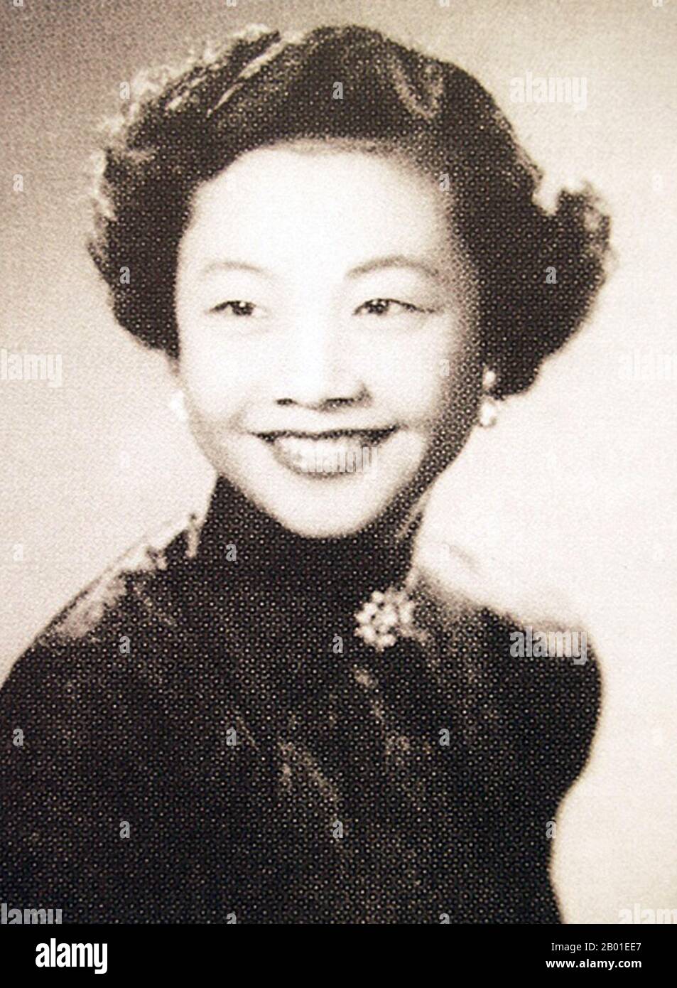 China: Yao Lee (10 September 1922 - 19 July 2019), one of the 'seven great singing stars' in Shanghai during the 1930s and 1940s, 1940s.  Yao Lee (姚莉), also known as Yiu Lei and Miss Hue Lee, was a Chinese singer from the 1930s to the 1970s. By the 1940s, she became one of the seven great singing stars.  Born Yáo Xiùyún/Yiu Sau Wan in Shanghai, Yao began performing with a radio appearance there in 1935 at the age of 13. She was signed to Pathe Records. Yao was known as 'the Silver Voice' (銀嗓子) alluding to fellow Shanghai singer Zhou Xuan, who was known as 'the Golden Voice' (金嗓子). Stock Photo