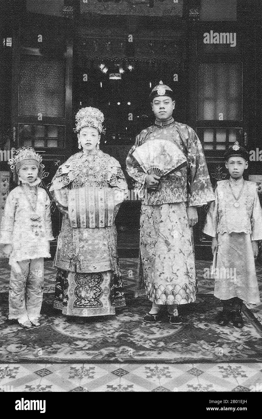 Peranakan Chinese And Baba Nyonya Are Terms Used For The Descendants Of Late 15th And 16th Century Chinese Immigrants To The Indonesian Malay Archipelago During The Colonial Era Members Of This Community In Melaka Identify