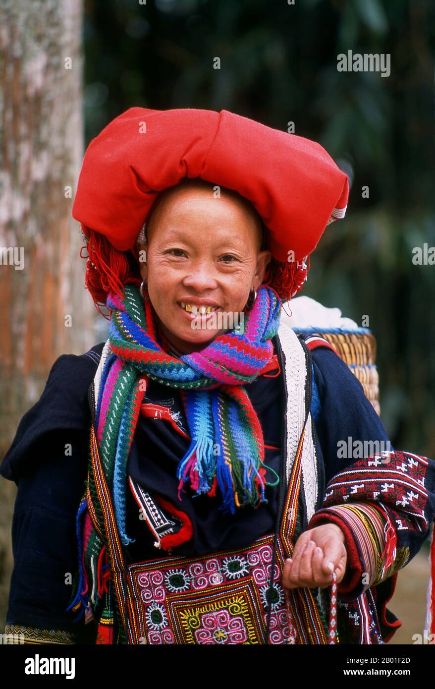 Rus xotini ozini hamma narsaga boyadi