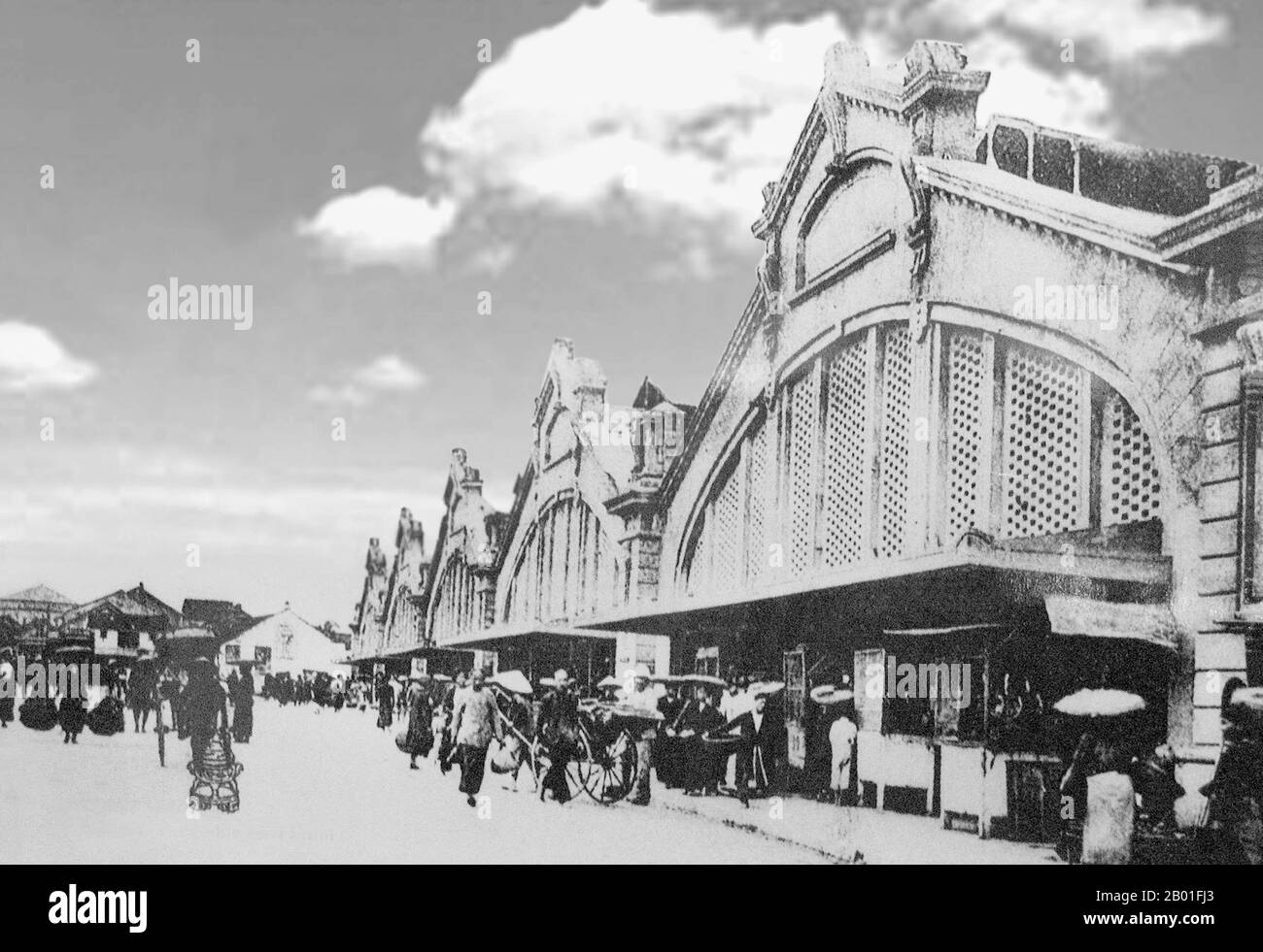 Vietnam: Dong Xuan Market, Hanoi, c. 1910.  Originally built by the French administration in 1889 in Old Quarter of Hanoi when the city's two main marketplaces, one at Hang Duong Street and the other at Hang Ma Street, were closed. The most recognisable feature of the market was the 5-arch entrance corresponding to Dong Xuan Market's five domes.  Dong Xuan Market has been renovated several times since, the latest in 1994 after a fire almost destroyed the market. Nowadays, Dong Xuan Market is the largest covered market in Hanoi. Stock Photo