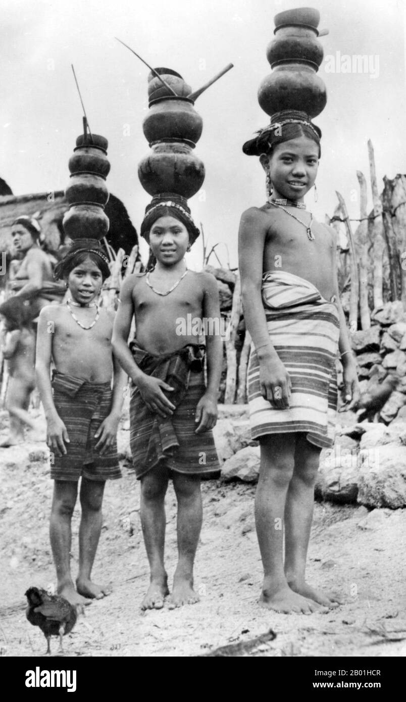 Philippines: Ifugao village scene with girls balancing pots on their heads, Cordillera Administrative Region, Central Luzon. Photo by Eduardo Masferré, Bertil Lintner Collection, c. 1950.  Ifugao is a landlocked province of the Philippines in the Cordillera Administrative Region, Luzon. Covering a total land area of 262,820 hectares, the province of Ifugao is located in a mountainous region characterised by rugged terrain, river valleys and massive forests. Its capital is Lagawe and borders Benguet to the west, Mountain Province to the north, Isabela to the east and Nueva Vizcaya to the south. Stock Photo