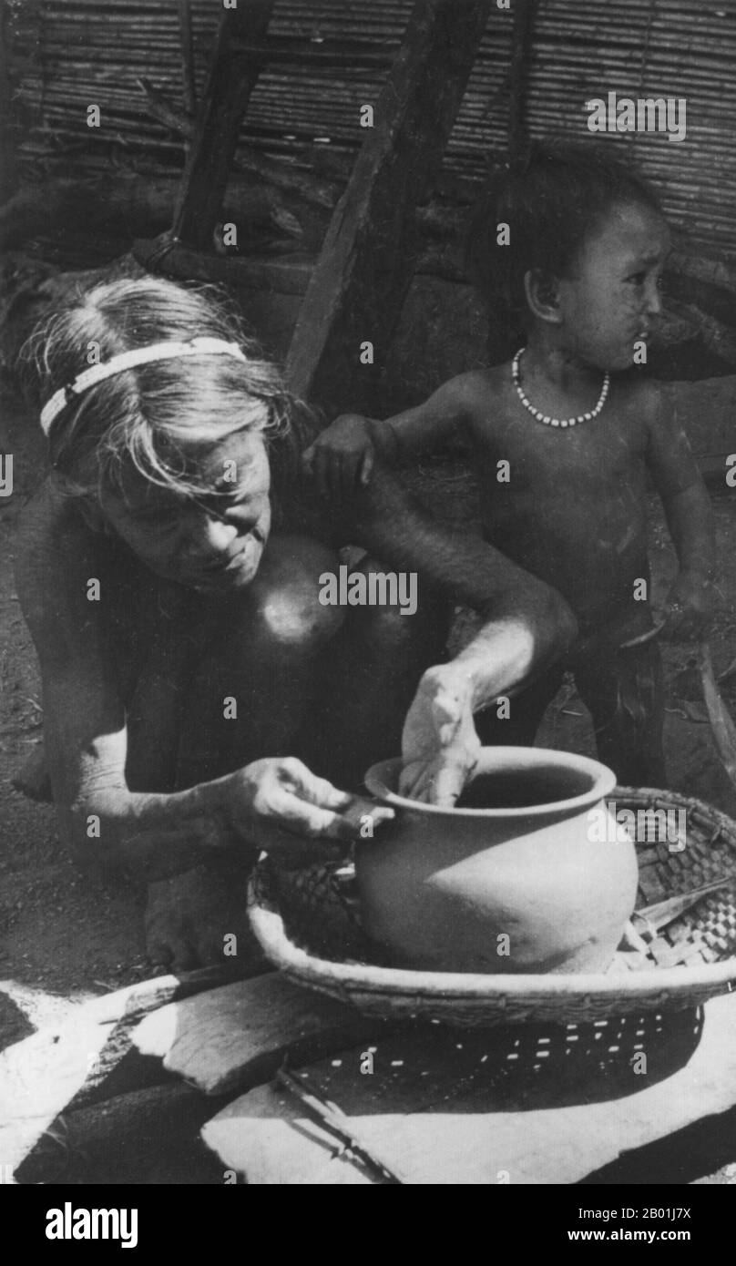 Philippines: Ifugao woman making a pot, Cordillera Administrative Region, Central Luzon. Photo by Eduardo Masferré, Bertil Lintner Collection, c. 1950.  Ifugao is a landlocked province of the Philippines in the Cordillera Administrative Region in Luzon. Covering a total land area of 262,820 hectares, the province of Ifugao is located in a mountainous region characterized by rugged terrain, river valleys, and massive forests. Its capital is Lagawe and borders Benguet to the west, Mountain Province to the north, Isabela to the east and Nueva Vizcaya to the south. Stock Photo