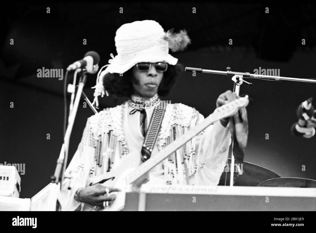 the-group-sly-and-the-family-stone-during-the-famous-isle-of-wight-festival-in-1970-it-is-estimated-that-between-600-and-700000-people-attended-saturday-29-august-1970-2B01JE9.jpg