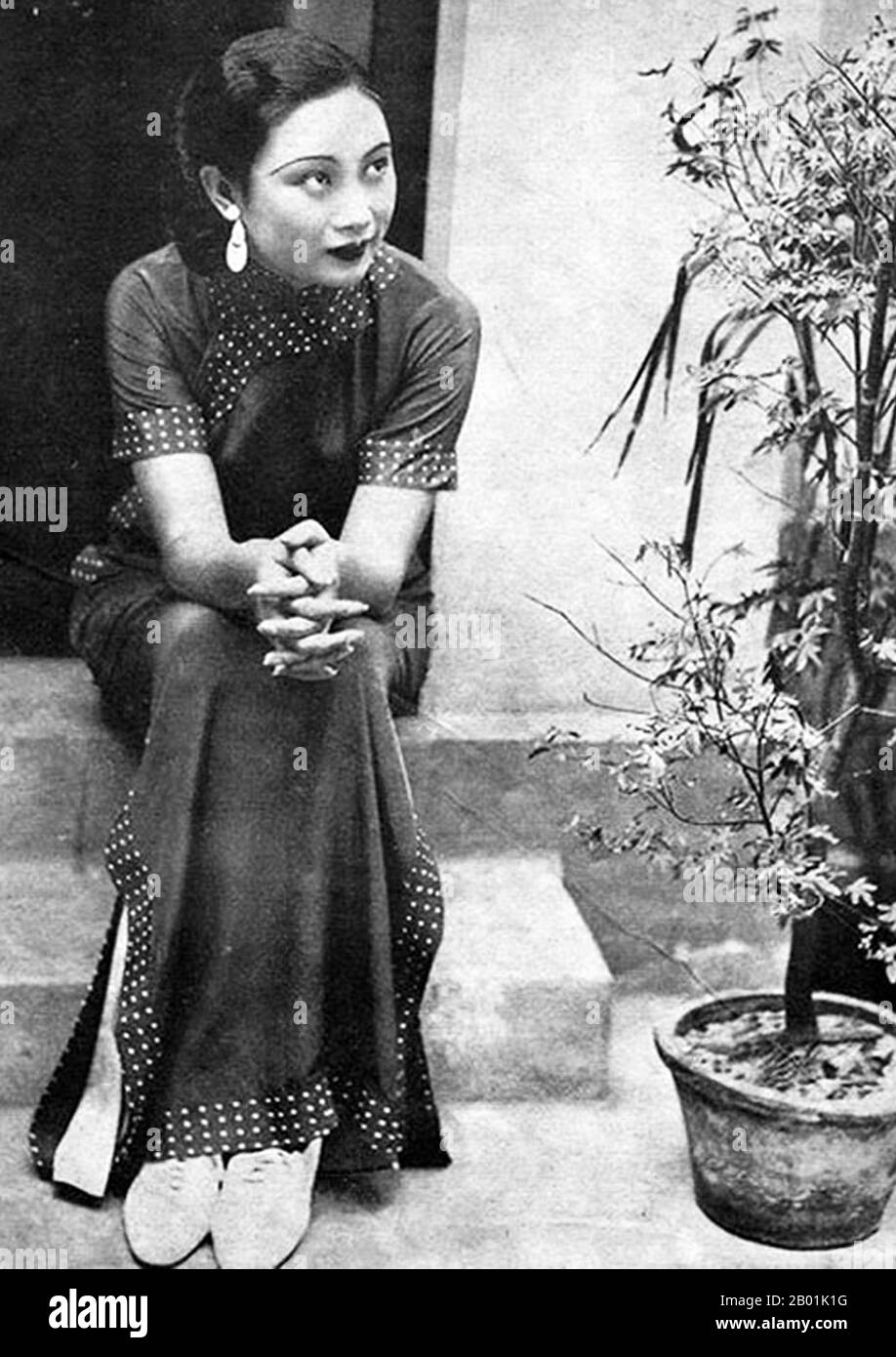 China: Shanghai actress Hu Die (23 March 1908 - 23 April 1989), also known as 'Butterfly Hu', c. 1930s.  Hu Die, born Hu Ruihua, had a career as a film actress from the late 1920s to the 1960s. She had her most brilliant period in the 1930s and the 1940s. Early in the 1930s, she played the leading role in China's first sound film, The Singsong Girl, in which she portrays a kindhearted but somewhat ignorant woman who endures her husband's mistreatment and oppression without the slightest resistance. Stock Photo