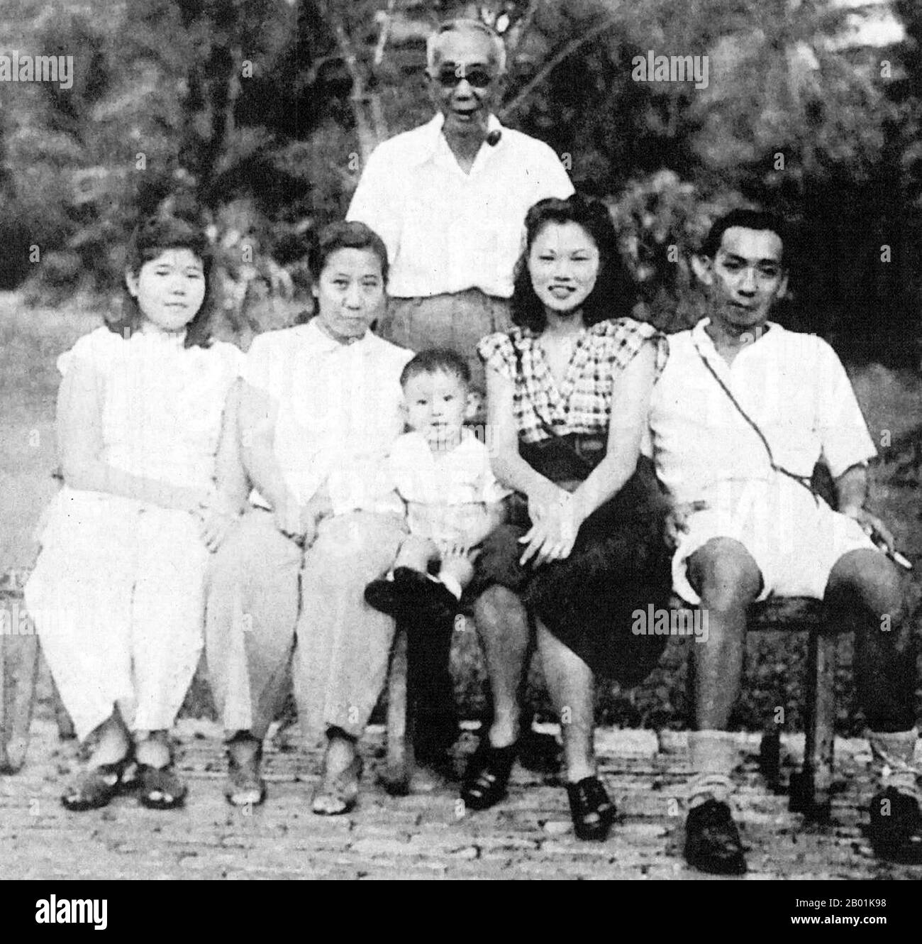 Singapore: Goh Keng Swee (6 October 1918 - 14 May 2010), Deputy Prime Minister of Singapore (r. 1973-1984) with his family as a young child, c. 1920.  Goh Keng Swee was the second Deputy Prime Minister of Singapore between 1973 and 1984, and a Member of Parliament for the Kreta Ayer constituency for a quarter of a century.  Born in Malacca in the Straits Settlements into a Peranakan family, he came to Singapore at the age of two years. Educated at Raffles College and the London School of Economics and Political Science, his interest in politics began during his time in London. Stock Photo