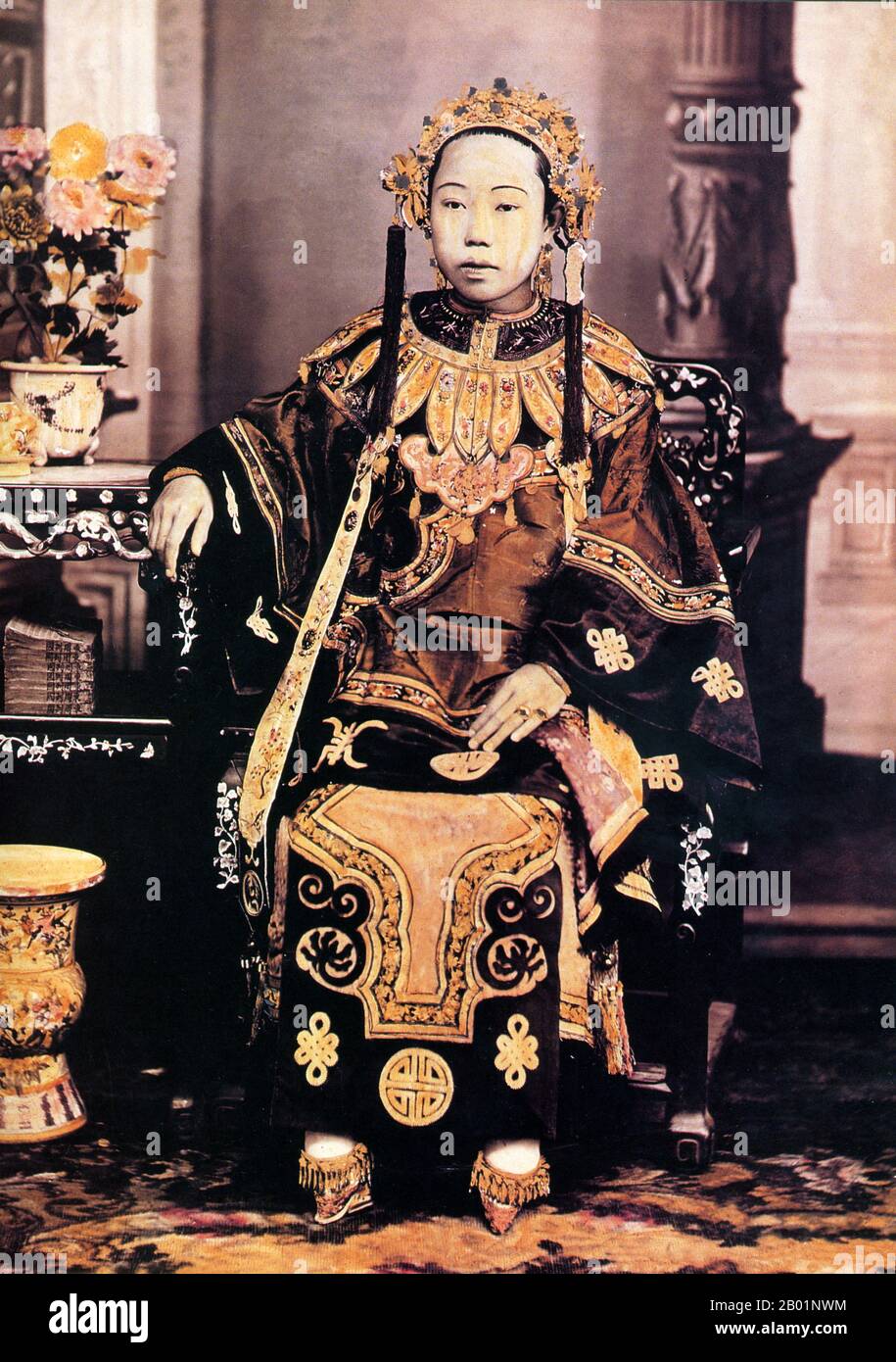 Singapore/Malaysia: A Chinese bride in Singapore, c. 1900.   Although destined to become part of the Peranakan or Baba Nyonya community, she has bound feet - a custom not generally observed by Straits Chinese of Hokkien origin.  Peranakan Chinese and Baba-Nyonya are terms used for the descendants of late 15th and 16th-century Chinese immigrants to the Malay-Indonesian archipelago of Nusantara during the Colonial era.  Members of this community in Malaysia identify themselves as 'Nyonya-Baba' or 'Baba-Nyonya'. Nyonya is the term for the females and Baba for males. Stock Photo