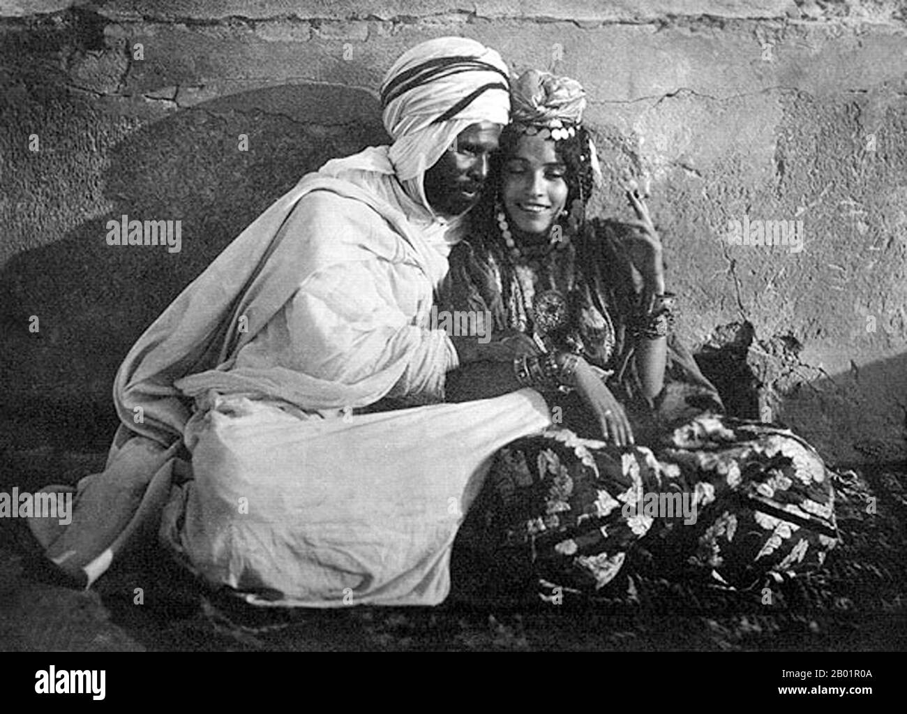 Tunisia/Algeria: A young Ouled Nail couple. Photo by Rudolf Lehnert (13 July 1878 - 16 January 1948), 1904.  Lehnert & Landrock: Rudolf Franz Lehnert (Czech) and Ernst Heinrich Landrock (German) had a photographic company based in Tunis, Cairo and Leipzig before World War II. They specialised in somewhat risque Orientalist images of young Arab and Bedouin women, often dancers. Stock Photo