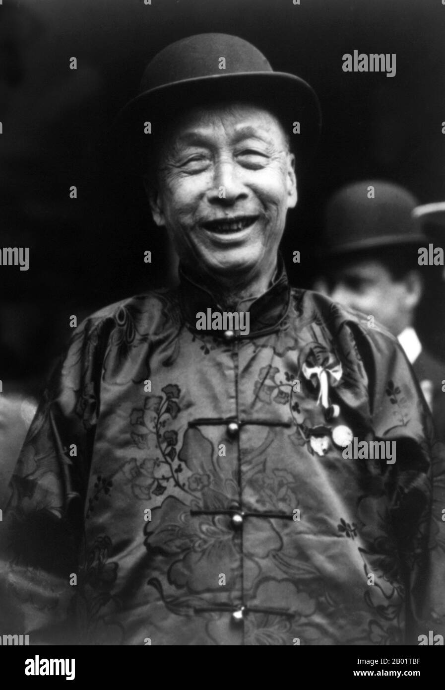 USA: Smiling Chinese man. New York Chinatown, 7 June 1915.  Manhattan's Chinatown, home to the largest enclave of Chinese people in the Western hemisphere, is located in the borough of Manhattan in New York City. Manhattan's Chinatown is one of the oldest ethnic Chinese enclaves outside of Asia.  Until the 1960s, the majority of the Chinese population in Chinatown emigrated from Guangdong province and Hong Kong, thus they were native speakers of Cantonese, especially the Canton and Taishan dialects. A minority of Hakka was also represented. Stock Photo