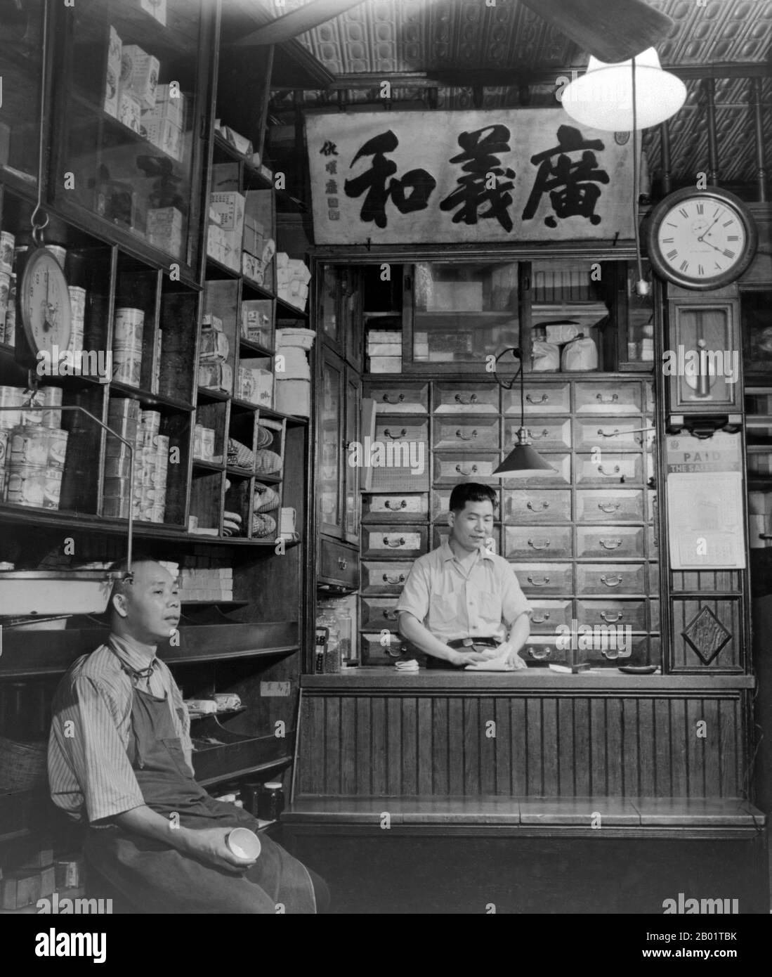 USA: A Chinese grocery store in New York Chinatown. Photo by Marjory Collins (1912-1985), c. 1942.  Manhattan's Chinatown, home to the largest enclave of Chinese people in the Western hemisphere, is located in the borough of Manhattan in New York City. Manhattan's Chinatown is one of the oldest ethnic Chinese enclaves outside of Asia.  Until the 1960s, the majority of the Chinese population in Chinatown emigrated from Guangdong province and Hong Kong, thus they were native speakers of Cantonese, especially the Canton and Taishan dialects. A minority of Hakka was also represented. Stock Photo