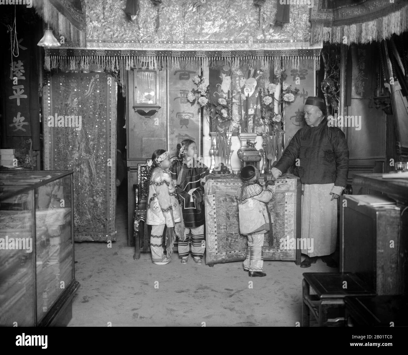 USA: New Year's Day in Chinatown, New York, c. 1920.  Manhattan's Chinatown, home to the largest enclave of Chinese people in the Western hemisphere, is located in the borough of Manhattan in New York City. Manhattan's Chinatown is one of the oldest ethnic Chinese enclaves outside of Asia.  Until the 1960s, the majority of the Chinese population in Chinatown emigrated from Guangdong province and Hong Kong, thus they were native speakers of Cantonese, especially the Canton and Taishan dialects. A minority of Hakka was also represented. Stock Photo
