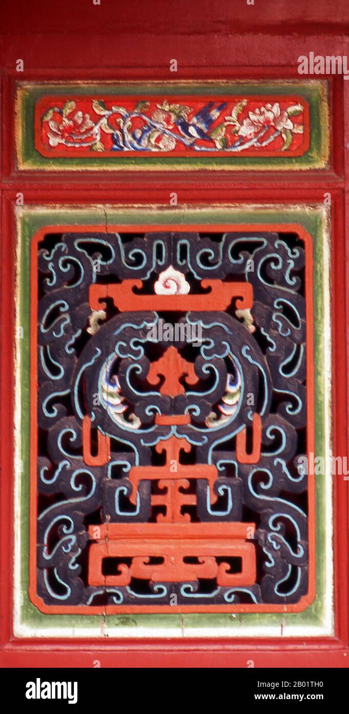 China: Window panel, Kaiyuan Temple, Quanzhou, Fujian Province.  Kaiyuan Si (Kaiyuan Temple) is Quanzhou’s largest Buddhist temple, and one of China’s most beautiful. The temple dates back to the late 7th century (Tang Dynasty), but its two pagodas were later additions, constructed in the 13th century. They have managed to survive largely as they are built of stone, not wood.  A thousand years ago Quanzhou was arguably the world’s most significant port, with a lucrative position at the centre of the maritime silk trade.  It prospered enormously during the Song and Yuan dynasties. Stock Photo