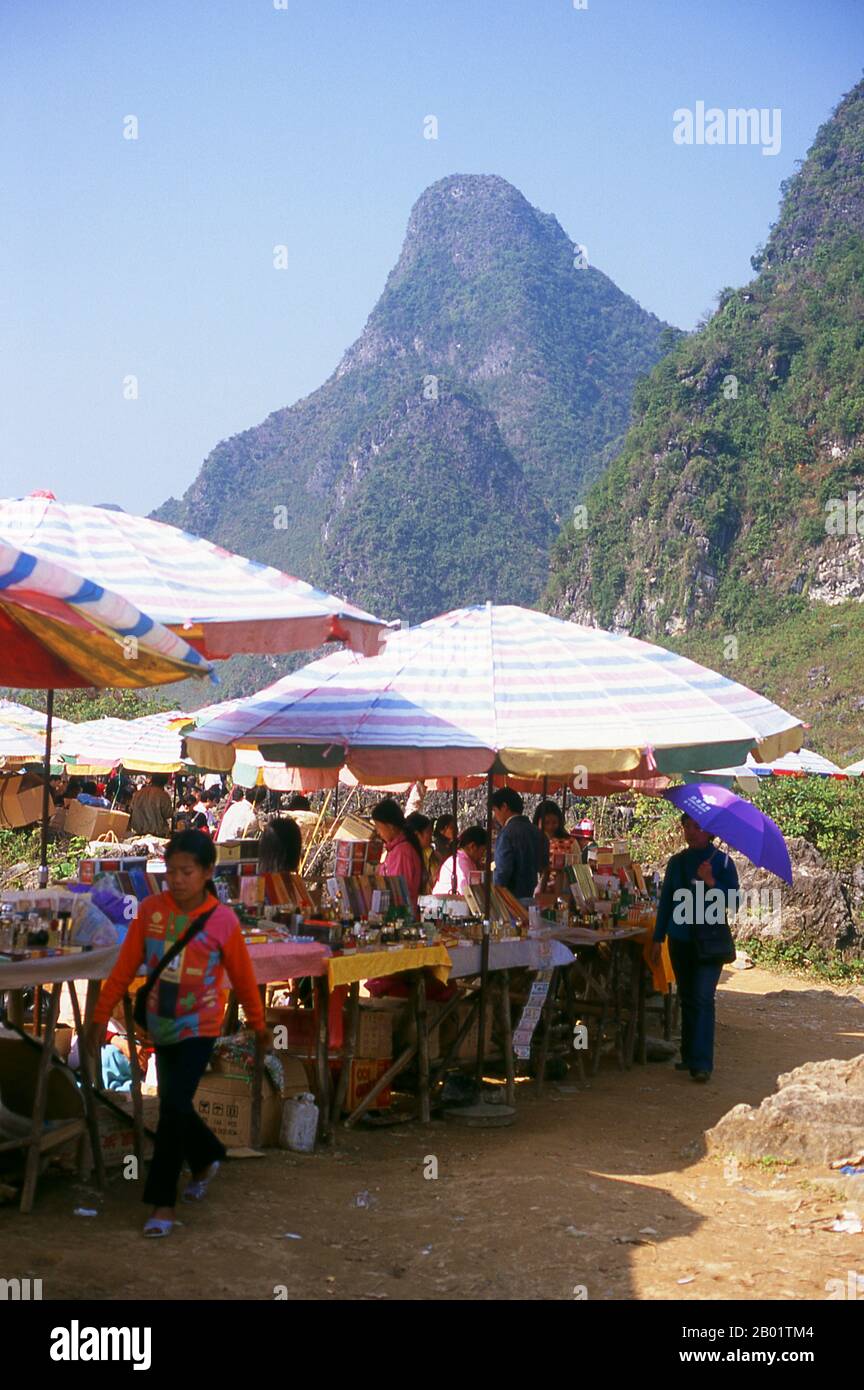 China/Vietnam: Border market at the Ban Gioc or Detian Falls, on the Vietnamese-Chinese border, Guangxi Province (China) and Cao Bang Province (Vietnam).  Ban Gioc-Detian Falls (Vietnamese: Thác Bản Giốc & Thác Đức Thiên) are 2 waterfalls on the Quây Sơn River or Guichun River straddling the Sino-Vietnamese border, located in the Karst hills of Daxin County in the Chongzuo prefecture-level city of Guangxi Province, on the Chinese side, and in the district of Trung Khanh District, Cao Bằng province on the Vietnamese side, 272 km north of Hanoi. Stock Photo