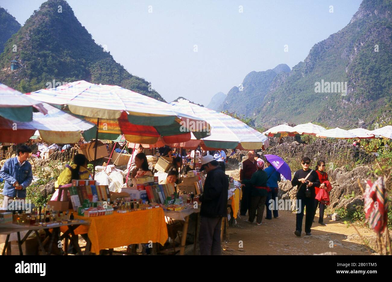 China/Vietnam: Border market at the Ban Gioc or Detian Falls, on the Vietnamese-Chinese border, Guangxi Province (China) and Cao Bang Province (Vietnam).  Ban Gioc-Detian Falls (Vietnamese: Thác Bản Giốc & Thác Đức Thiên) are 2 waterfalls on the Quây Sơn River or Guichun River straddling the Sino-Vietnamese border, located in the Karst hills of Daxin County in the Chongzuo prefecture-level city of Guangxi Province, on the Chinese side, and in the district of Trung Khanh District, Cao Bằng province on the Vietnamese side, 272 km north of Hanoi. Stock Photo
