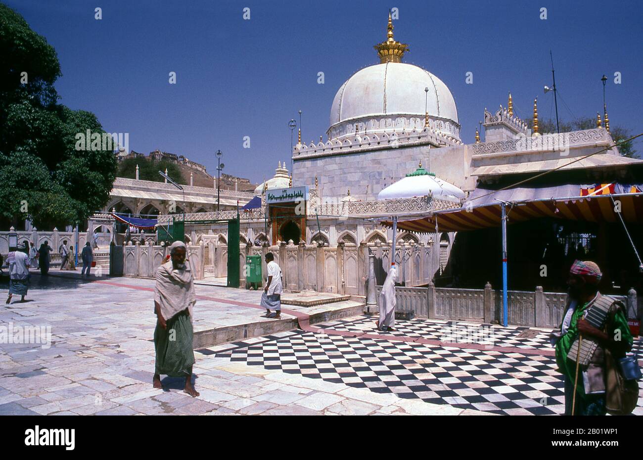 India: Pilgrims at the Dargah Sharif of Sufi saint Moinuddin Chishti, Ajmer, Rajasthan.  Sultan-ul-Hind, Moinuddin Chishti (1141-1230), also known as Gharīb Nawāz ('Benefactor of the Poor'), was the most famous Sufi saint of the Chishti Order of the Indian Subcontinent. He introduced and established the order in South Asia.  Ajmer (Sanskrit: Ajayameru) was founded in the late 7th century CE by Dushyant Chauhan. The Chauhan dynasty ruled Ajmer in spite of repeated invasions by Turkic marauders from Central Asia across the north of India. Stock Photo