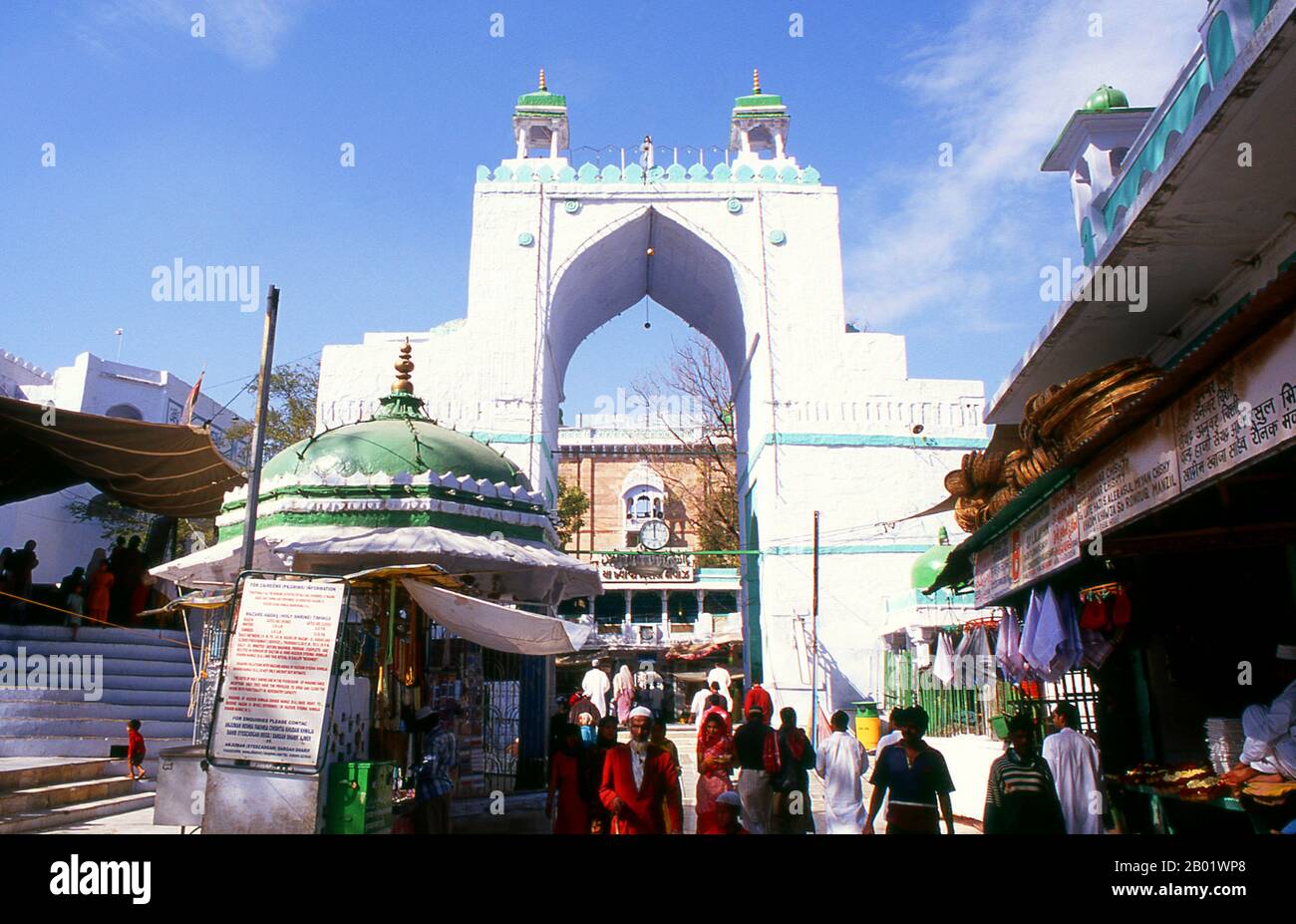 India: Buland Darwaza, the entrance gate to the Dargah Sharif of Sufi saint Moinuddin Chishti, Ajmer, Rajasthan.  Sultan-ul-Hind, Moinuddin Chishti (1141-1230), also known as Gharīb Nawāz ('Benefactor of the Poor'), was the most famous Sufi saint of the Chishti Order of the Indian Subcontinent. He introduced and established the order in South Asia.  Ajmer (Sanskrit: Ajayameru) was founded in the late 7th century CE by Dushyant Chauhan. The Chauhan dynasty ruled Ajmer in spite of repeated invasions by Turkic marauders from Central Asia across the north of India. Stock Photo