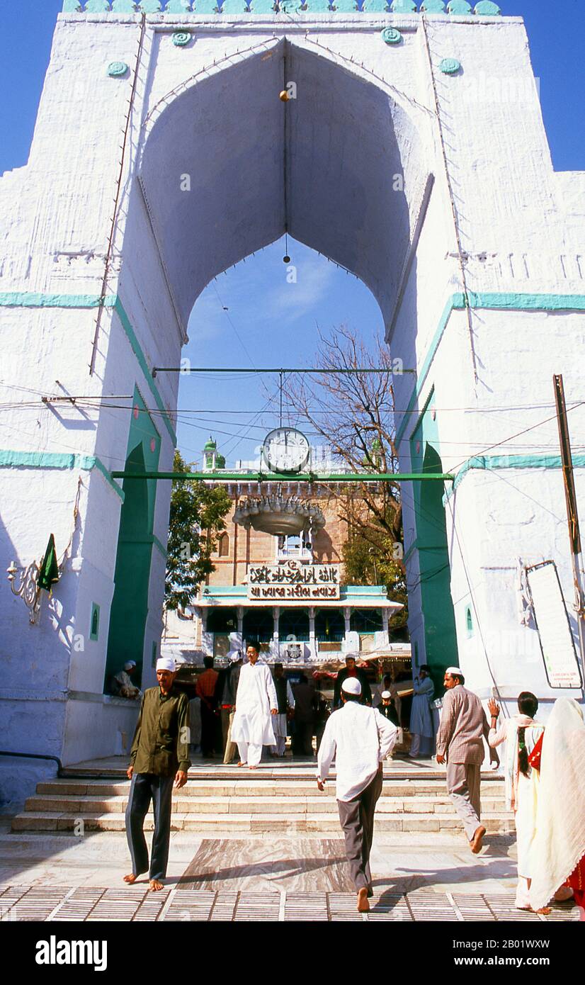 india-buland-darwaza-the-entrance-gate-to-the-dargah-sharif-of-sufi