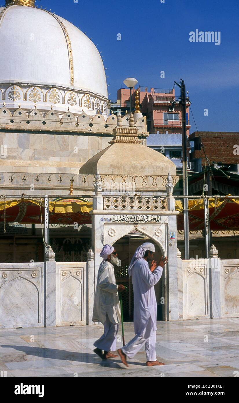 India: Pilgrims at the Dargah Sharif of Sufi saint Moinuddin Chishti, Ajmer, Rajasthan.  Sultan-ul-Hind, Moinuddin Chishti (1141-1230), also known as Gharīb Nawāz ('Benefactor of the Poor'), was the most famous Sufi saint of the Chishti Order of the Indian Subcontinent. He introduced and established the order in South Asia.  Ajmer (Sanskrit: Ajayameru) was founded in the late 7th century CE by Dushyant Chauhan. The Chauhan dynasty ruled Ajmer in spite of repeated invasions by Turkic marauders from Central Asia across the north of India. Ajmer was conquered by Muhammad of Ghor 1193. Stock Photo