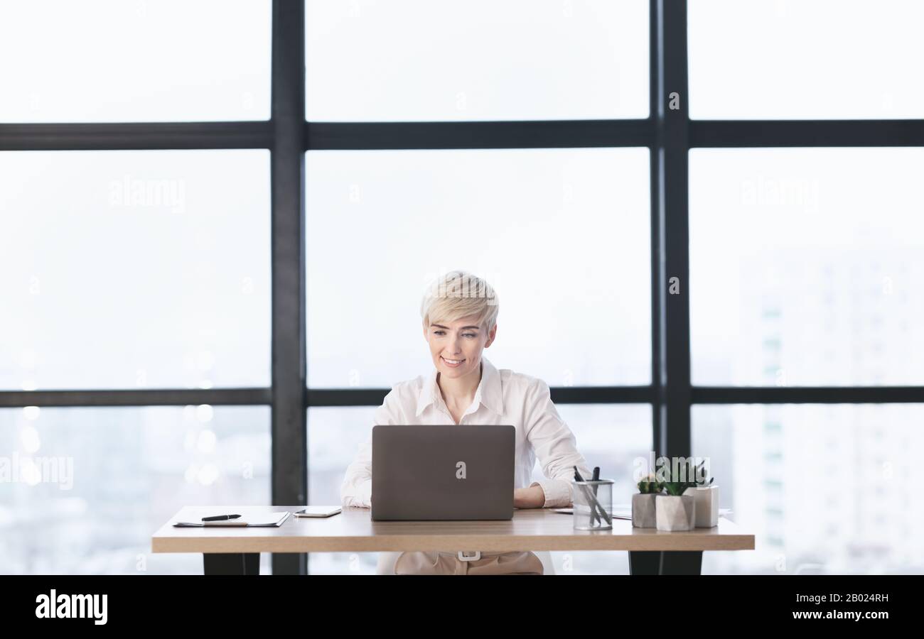 Desk in middle modern office hi-res stock photography and images - Alamy