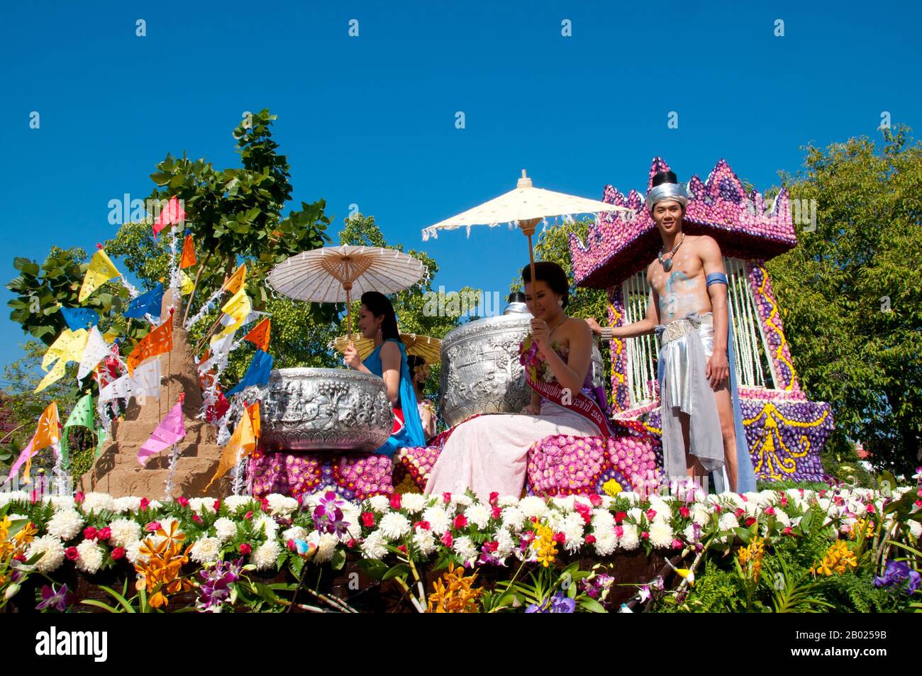 Thailand: Decorated flower float, Chiang Mai Flower Festival Parade, Chiang Mai, northern Thailand. Chiang Mai is known as 'the Rose of the North', but it really blooms into flower in February, towards the end of the cool season. Every year on the first weekend of February, the Chiang Mai Flower Festival is opened. The flower beds in public spaces all around the town are especially beautiful at this time of year. Everywhere there can be found gorgeous displays of yellow and white chrysanthemums, and the Damask Rose, a variety found only in Chiang Mai. Stock Photo