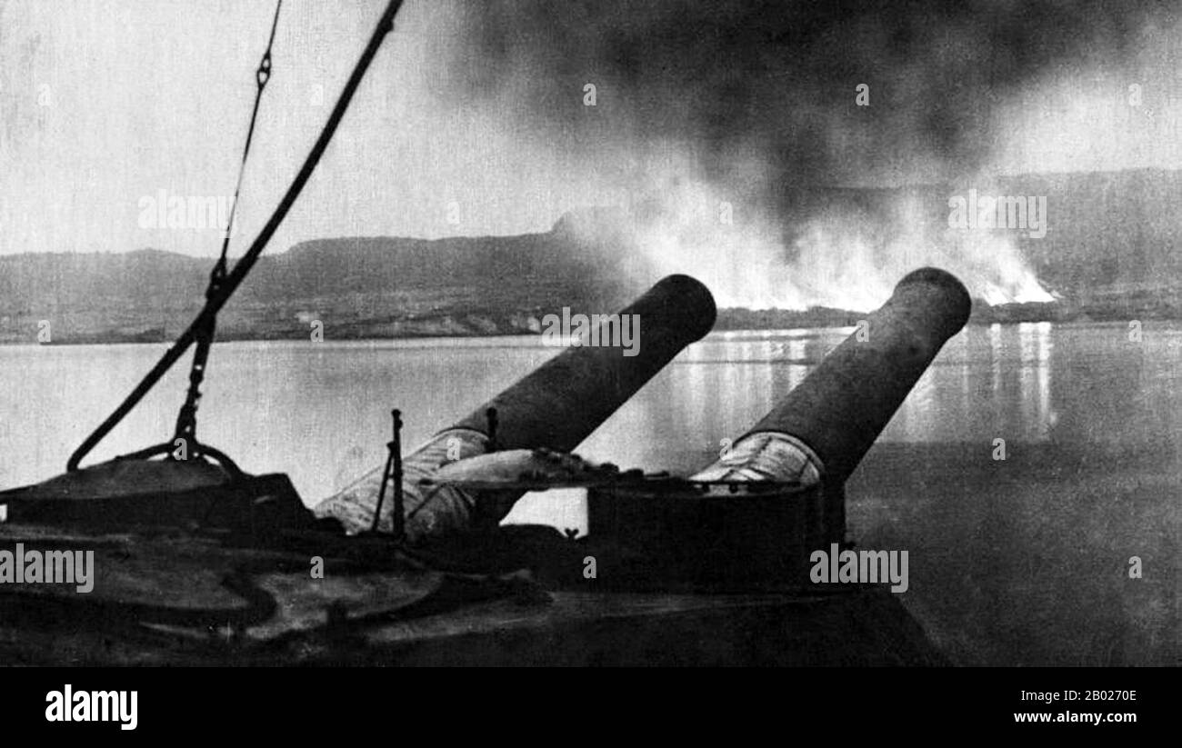 Turkey: View from the British battleship HMS Cornwallis of the burning of British stores during the Allied withdrawal from Gallipoli, 1916.  The Gallipoli Campaign, also known as the Dardanelles Campaign or the Battle of Gallipoli or the Battle of Çanakkale, took place on the Gallipoli peninsula in the Ottoman Empire (now Gelibolu in modern day Turkey) between 25 April 1915 and 9 January 1916, during the First World War. A joint British and French operation was mounted to capture the Ottoman capital of Constantinople (Istanbul) and secure a sea route to Russia. The attempt failed. Stock Photo