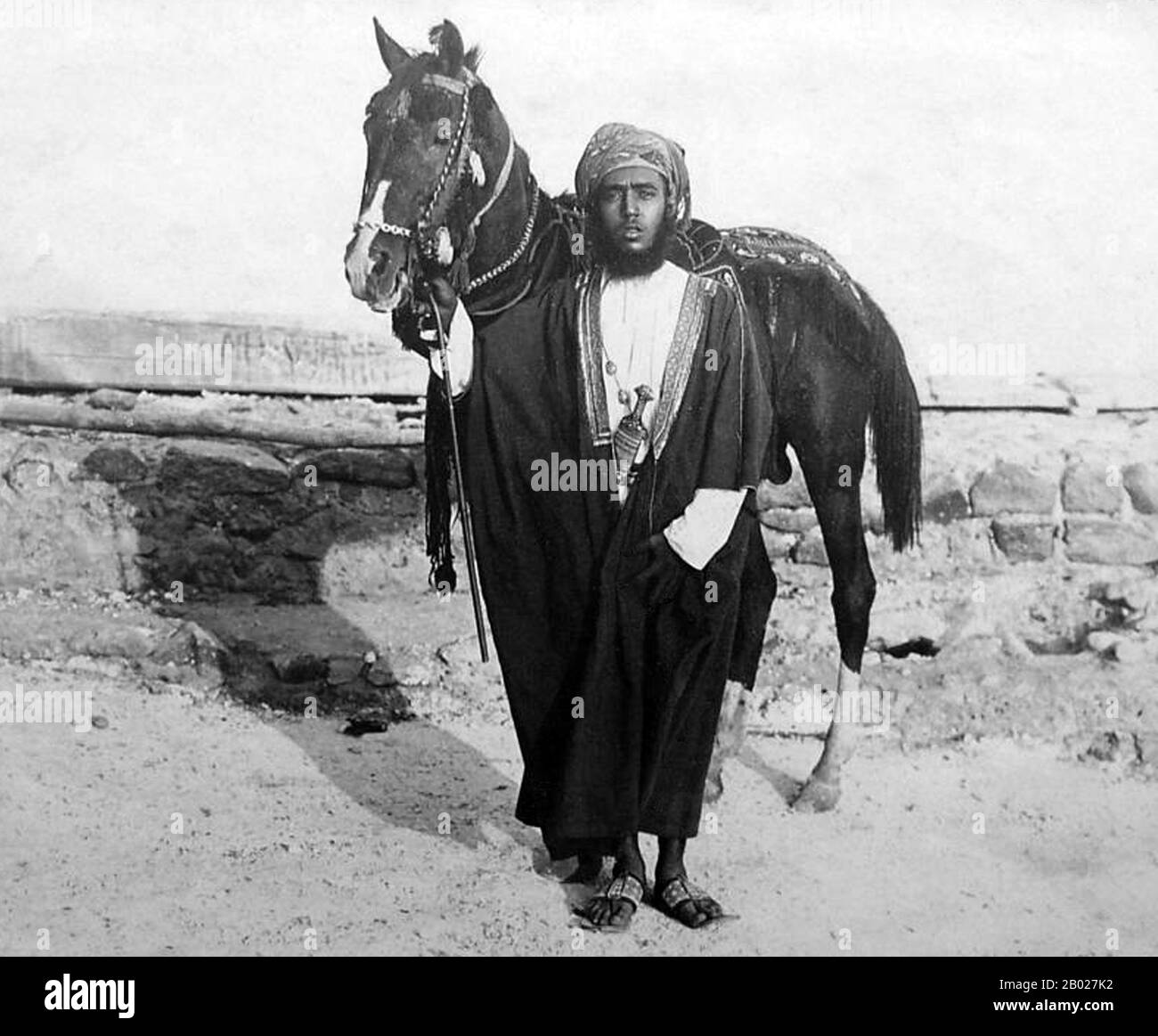 Men qalin qolimni butunlay uning tor qiniga surdim.