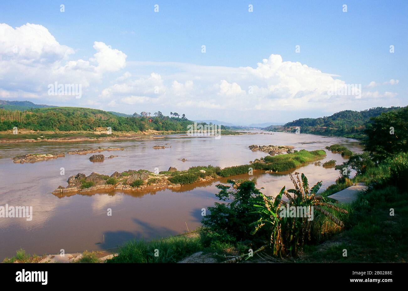 The Mekong is the world's 10th-longest river and the 7th-longest in Asia. Its estimated length is 4,909 km (3,050 mi)  and it drains an area of 795,000 km2 (307,000 sq mi), discharging 475 km3 (114 cu mi) of water annually.  From the Tibetan Plateau the Mekong runs through China's Yunnan province, Burma, Laos, Thailand, Cambodia and Vietnam. Stock Photo