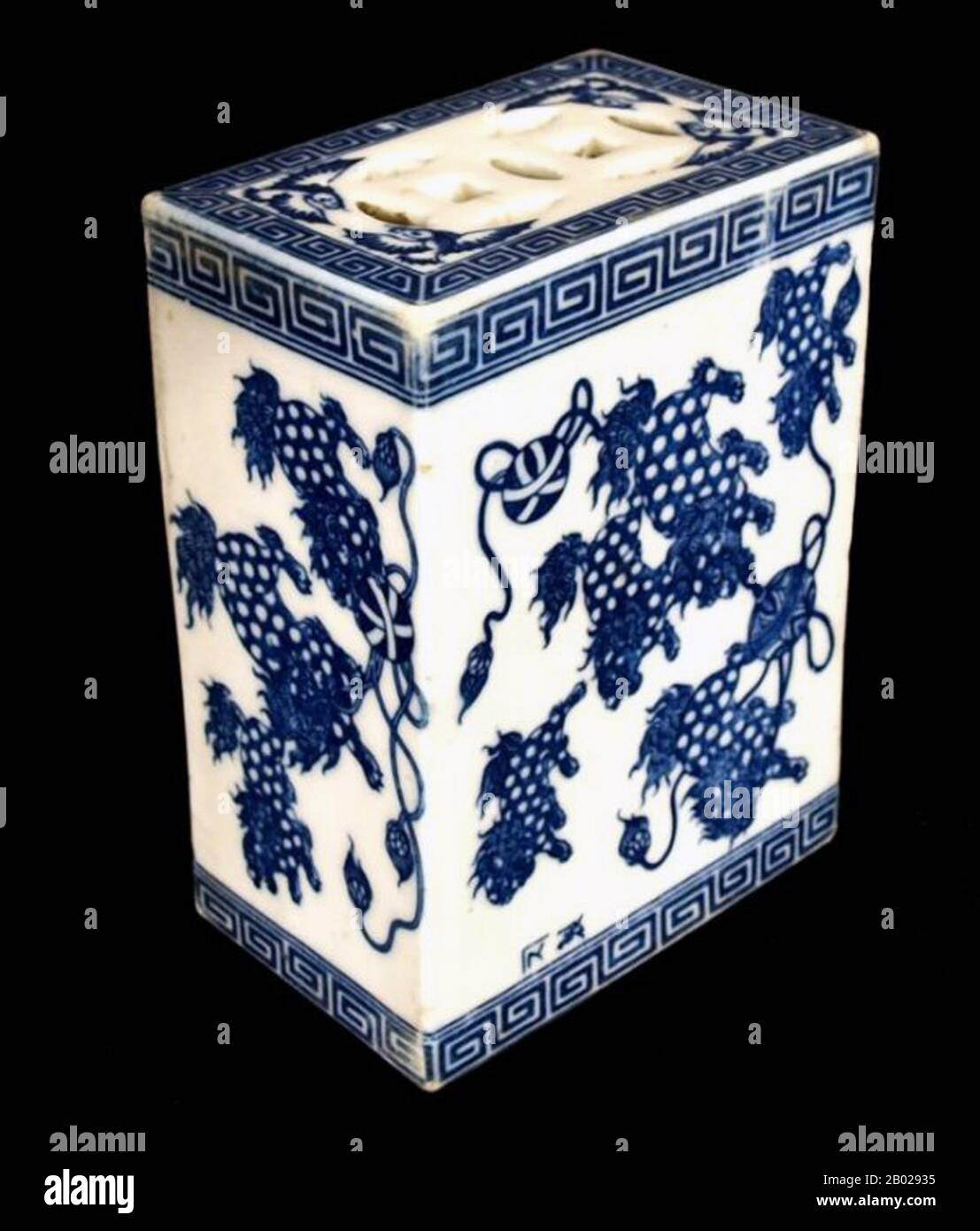 China: A ceramic opium pillow, blue and white motif decorated with lions, c. 1900.  Opium poppy, Papaver somniferum, is the species of plant from which opium and poppy seeds are extracted. Opium is the source of many opiates, including morphine, thebaine, codeine, papaverine and noscapine.  The Latin botanical name means the 'sleep-bringing poppy', referring to the sedative properties of some of these opiates. Stock Photo