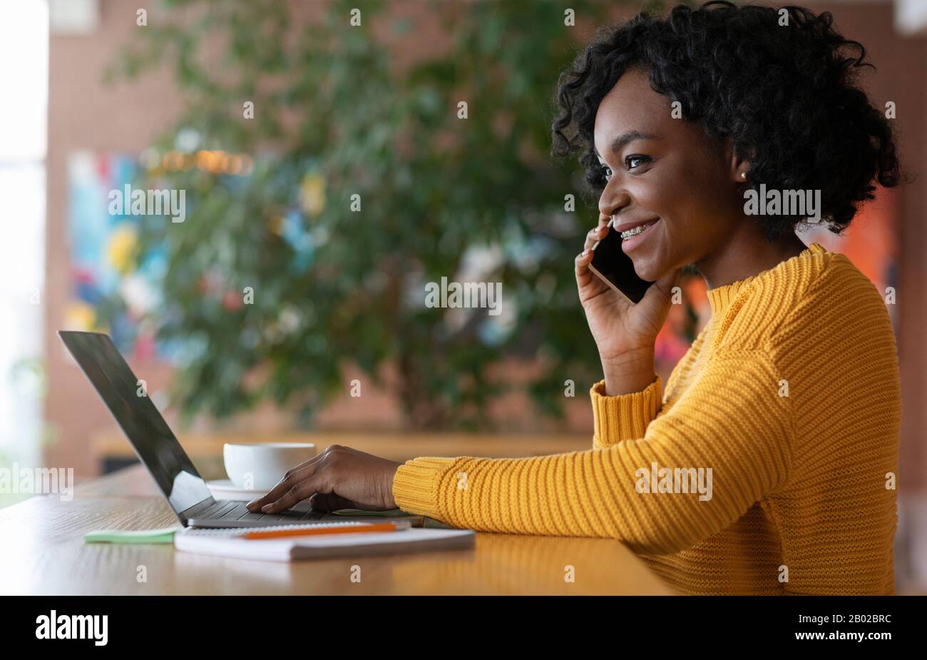 Profile of black woman talking hi-res stock photography and images - Alamy