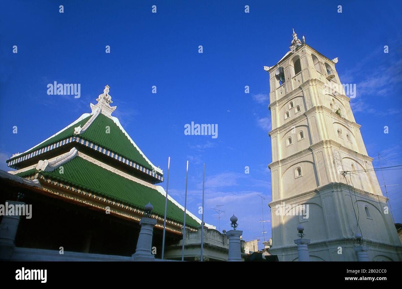 The Kampung Kling Mosque's original structure, built by Indian Muslim traders in 1748, was a wooden building and in 1872, it was rebuilt in brick.  The mosque is one of the traditional mosques in Melaka, which still retains its original design. The architectural design of the mosque is a cross between Sumatran, Chinese, Hindu, and the Melaka Malay. The minaret, ablution pool and entrance arch were built at the same time as the main building.  The minaret resembles a pagoda. The mosque also has a blend of English and Portuguese glazed tiles, Corinthian columns with symmetrical arches in the mai Stock Photo
