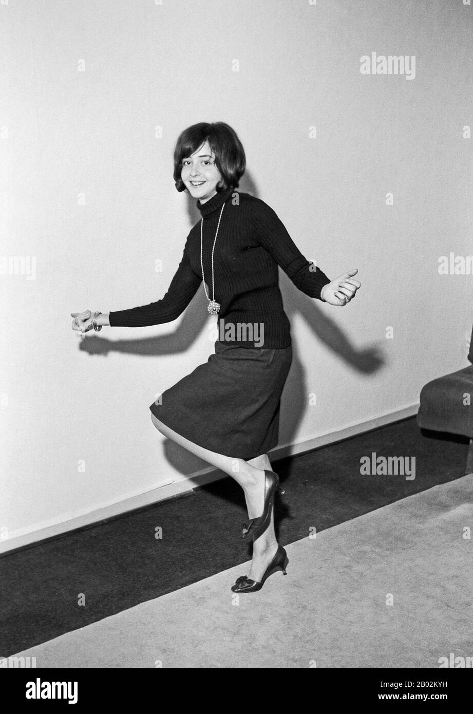 Vicky Leandros, griechisch deutsche Sängerin, am Anfang ihrer Karriere in Hamburg, Deutschland um 1965. Greek German singer Vicky Leandros in the beginning of her career at Hamburg, Germany around 1965. Stock Photo