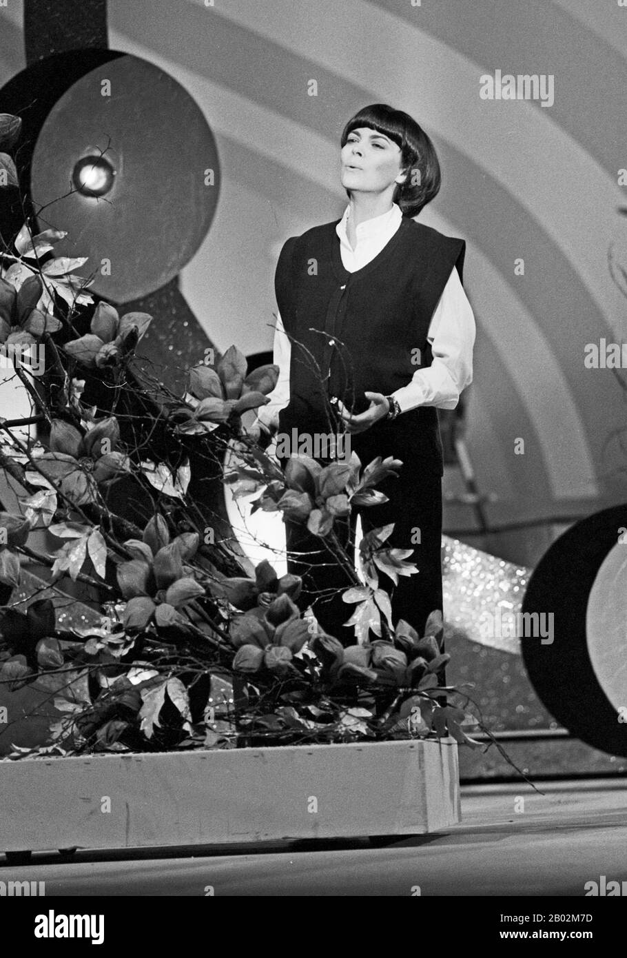 Mireille Mathieu, französische Sängerin, bei einem Auftritt im deutschen Fernsehen, Deutschland um 1981. French singer Mireille Mathieu performing on German TV, Germany around 1981. Stock Photo