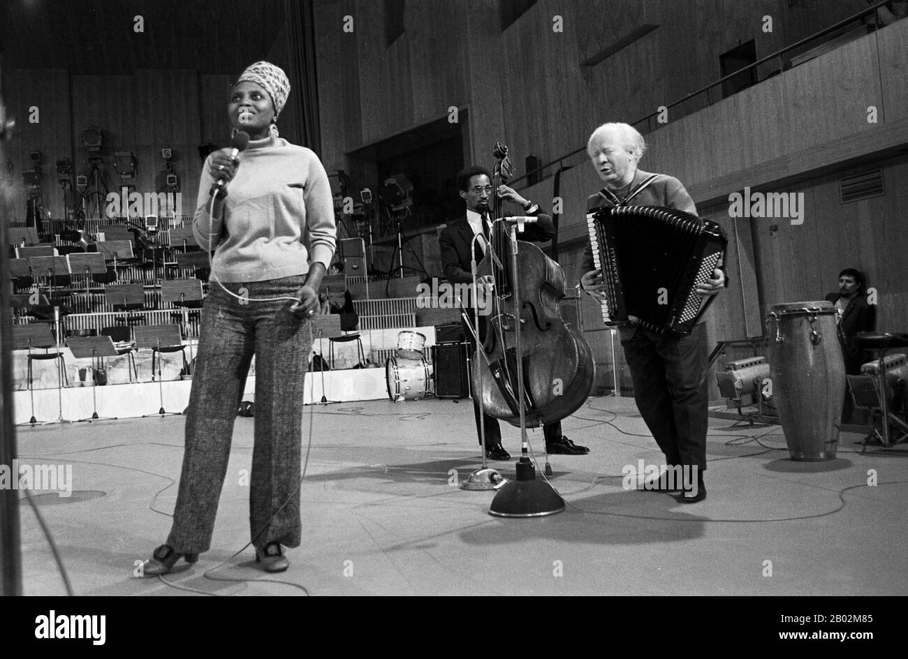 Miriam Makeba, südafrikanische Sängerin, bei Proben zu einem Konzert in Hamburg, Deutschland um 1969. South African singer Miriam Makeba doing rehearsals for a concert at Hamburg, Germany around 1969. Stock Photo