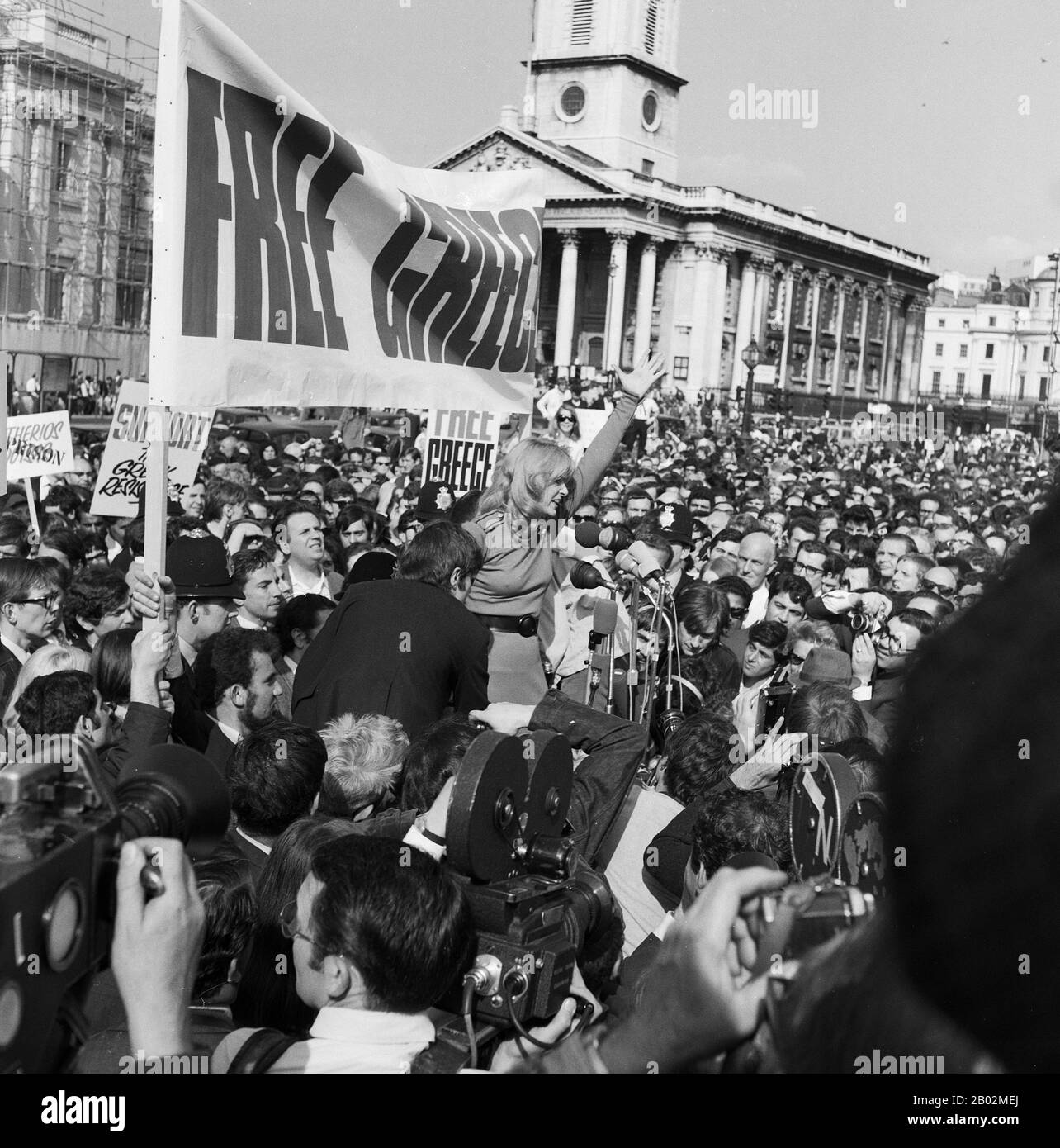 Melina Mercouri, griechische Schauspielerin (Mitte), spricht bei einer Demonstration für ein Griechenland ohne Militärjunta in London, Großbritannien 1968. Greek actress Melina Mercouri (center) speaking at Free Greece from Military Junta protest, Trafalgar Square London, United Kingdom 1968. Stock Photo