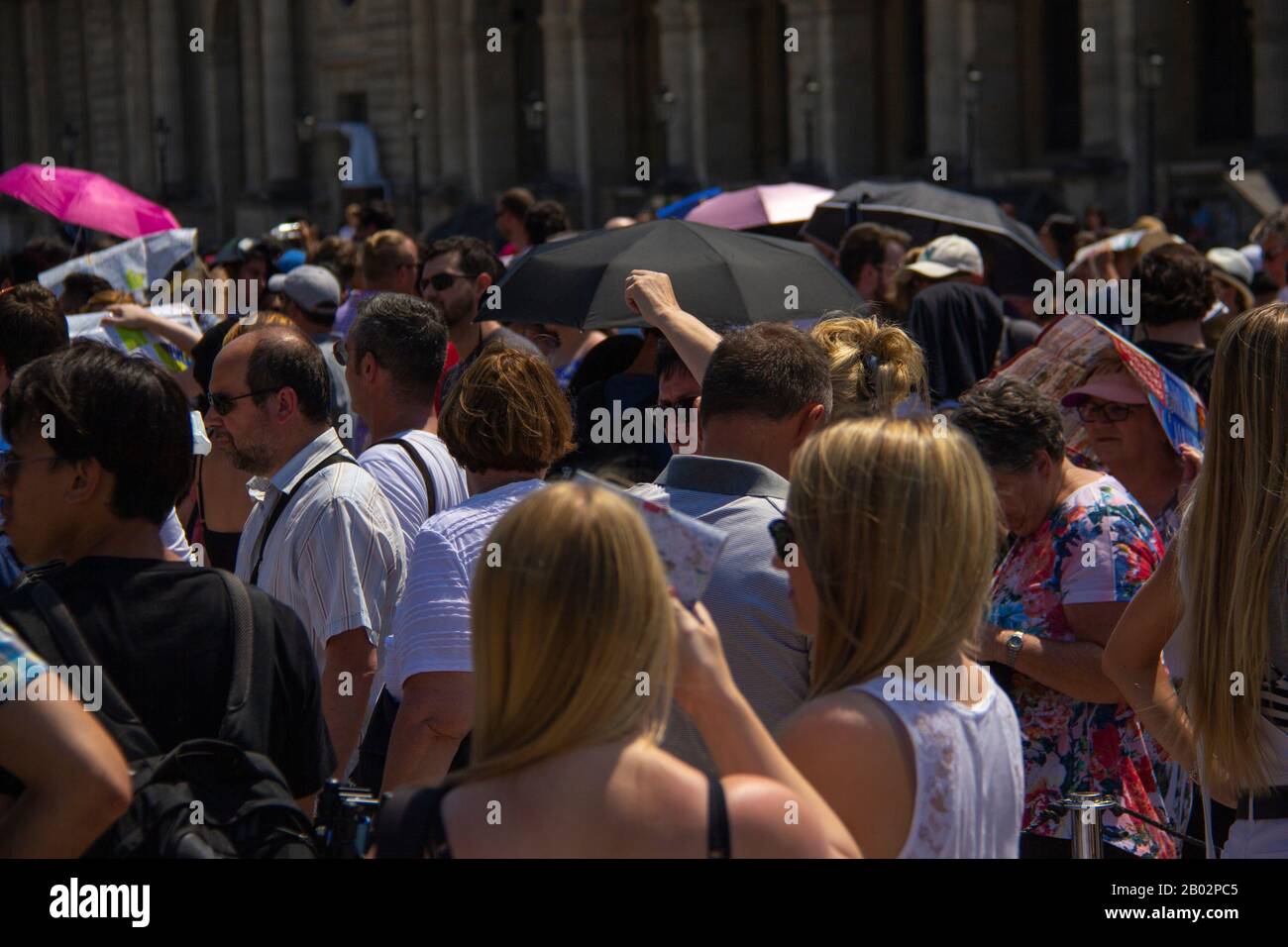 Waiting for entrance to the Louvre, Paris Stock Photo