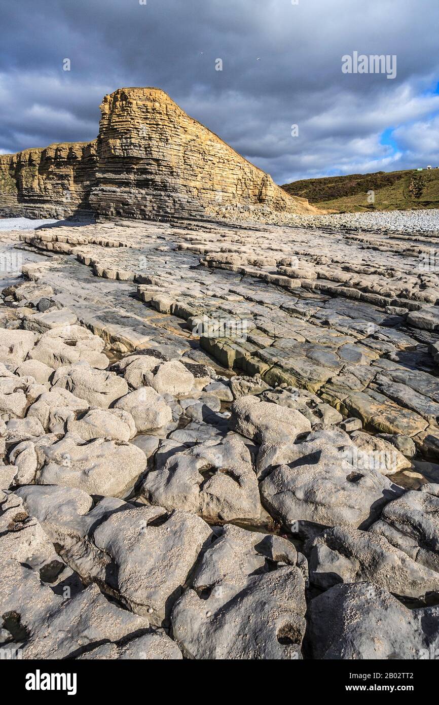 nash point coastline limestone pavement cliff strata geology geological formations, fossils, rock pools,glamorgan Heritage Coast south wales uk gb Stock Photo