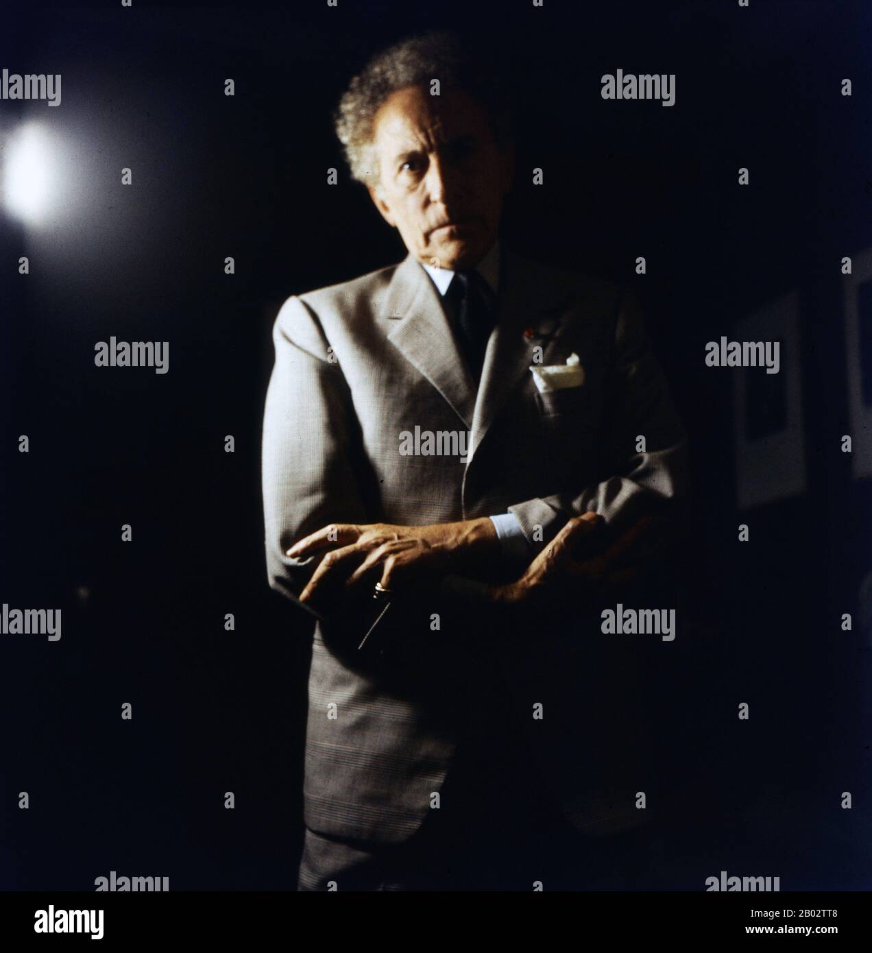 Jean Cocteau, französischer Schriftsteller, Regisseur und Maler, in