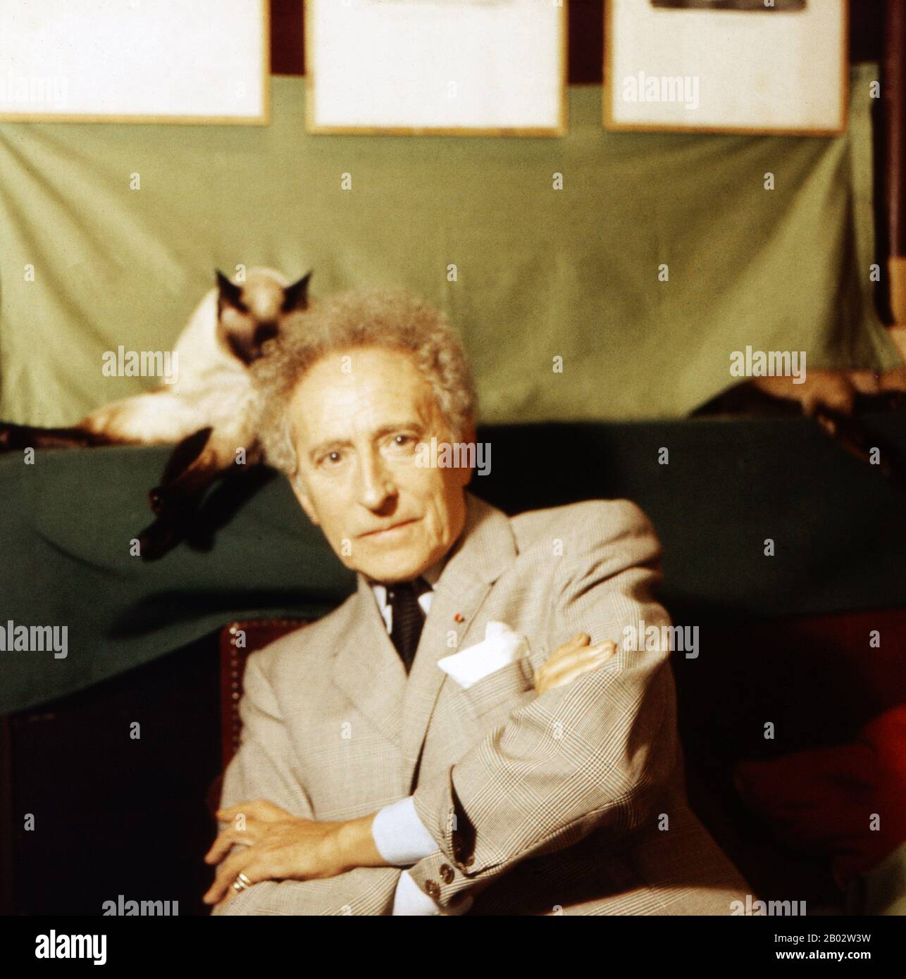 Jean Cocteau,  französischer Schriftsteller, Regisseur und Maler, in seinem Atelier in Paris, Frankreich um 1960. French author, director and painter Jean Cocteau at his studio n Paris, France around 1960. Stock Photo