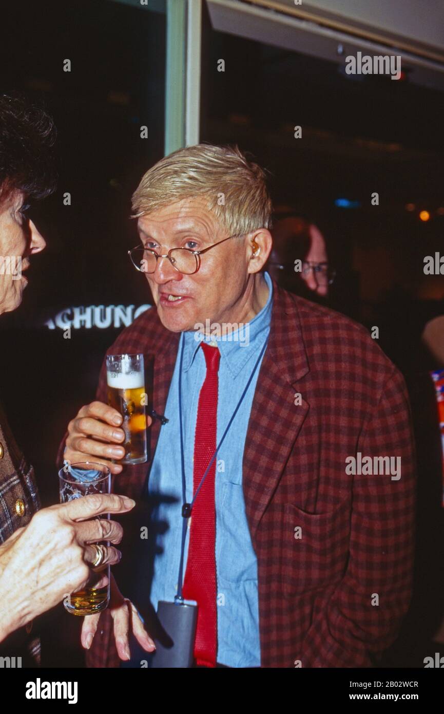 David Hockney, britischer Maler, Grafiker, Bühnenbildner und Fotograf, bei der Eröffnung seiner Retrospektive im Museum Ludwig in Köln, Deutschland 1997. British painter, graphic artist, stage designer and photographer David Hockney at the opening of his retrospective at Museum Ludwig in Cologne, Germany 1997. Stock Photo