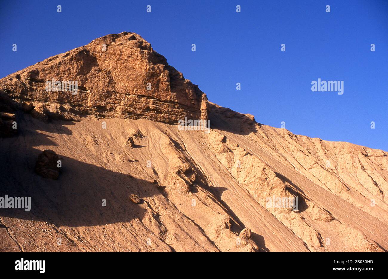 The Kunlun Mountains are one of the longest mountain chains in Asia, extending more than 3,000 km. In the broadest sense, it forms the northern edge of the Tibetan Plateau south of the Tarim Basin and the Gansu Corridor and continues east south of the Wei River to end at the North China Plain. Stock Photo