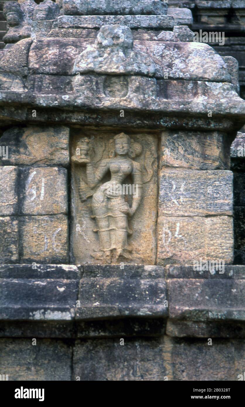 The ancient rock fortress of Yapahuwa is similar to, but smaller than, Sigiriya. Dating from the 13th century, it was the capital and main stronghold of King Bhuvanekabahu I (1272 - 1284)