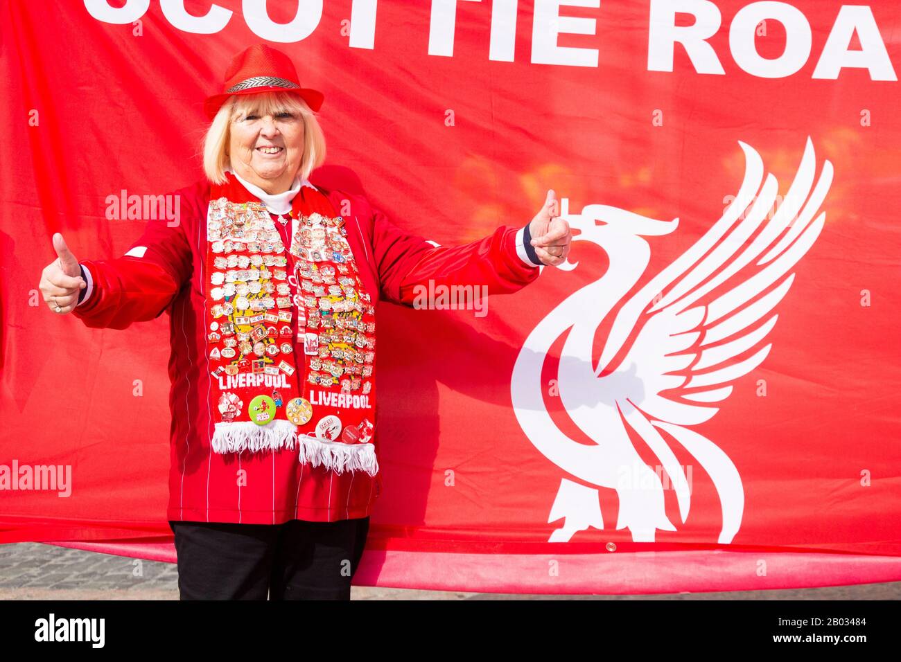 Madrid, Spain. 18th February 2020.  Liverpool fans gather in Plaza Mayor in Madrid ahead of Liverpool's last 16 Champions league game against Atletico Madrid. Credit: Alan Dawson/Alamy Live News Stock Photo