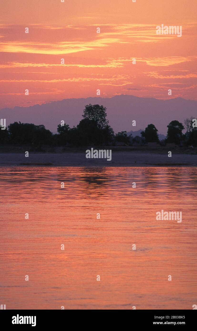 The Irrawaddy River or Ayeyarwady River, also spelt Ayeyarwaddy is a river that flows from north to south through Burma (Myanmar). It is the country's largest river and most important commercial waterway. Stock Photo