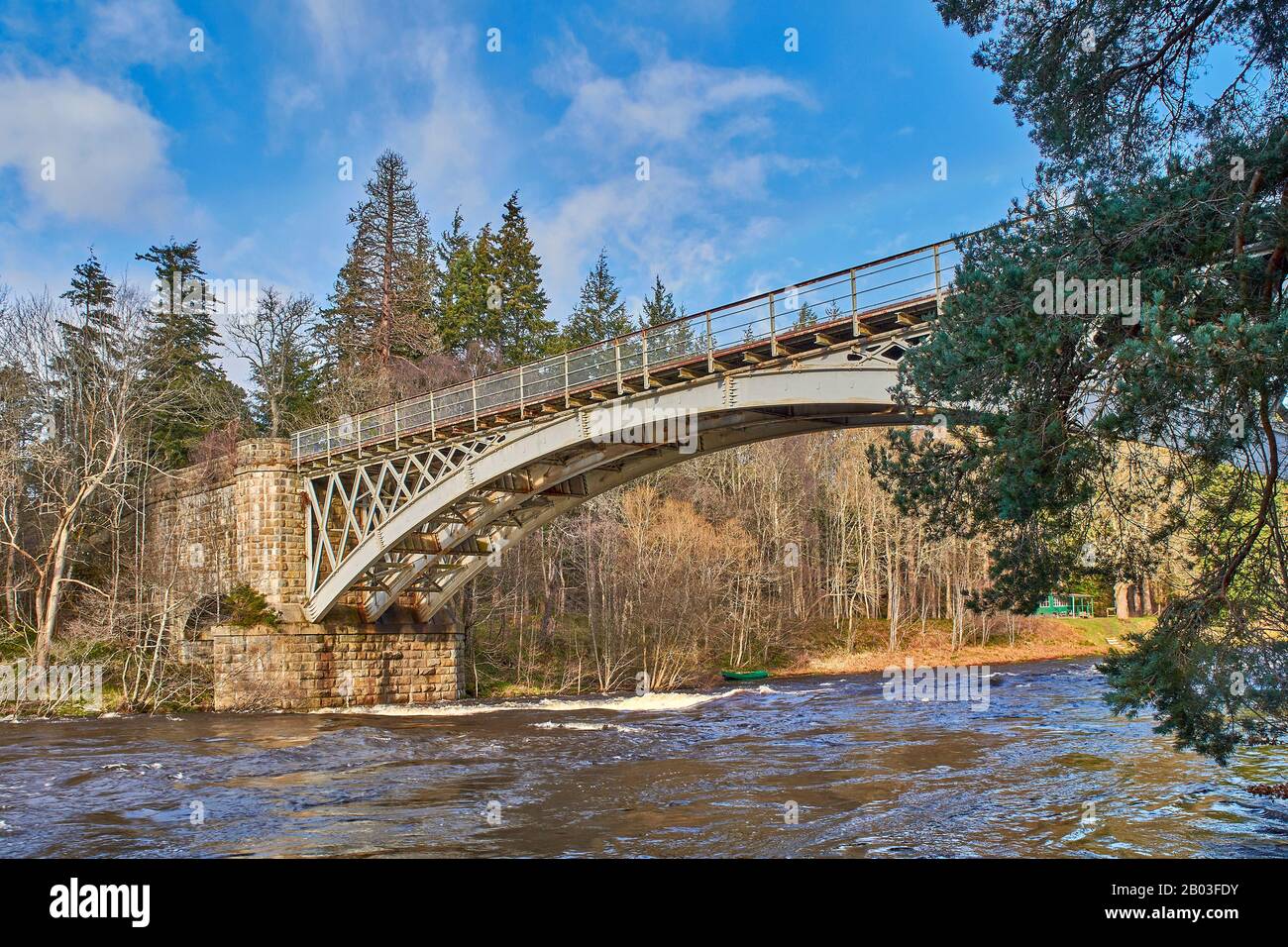 CARRON VILLAGE MORAY SCOTLAND A VIEW OF THE STRUCTURE OF UNIQUE CARRON ROAD AND OLD RAIL BRIDGE WHICH CROSSES THE RIVER SPEY AND A GREEN FISHING HUT A Stock Photo