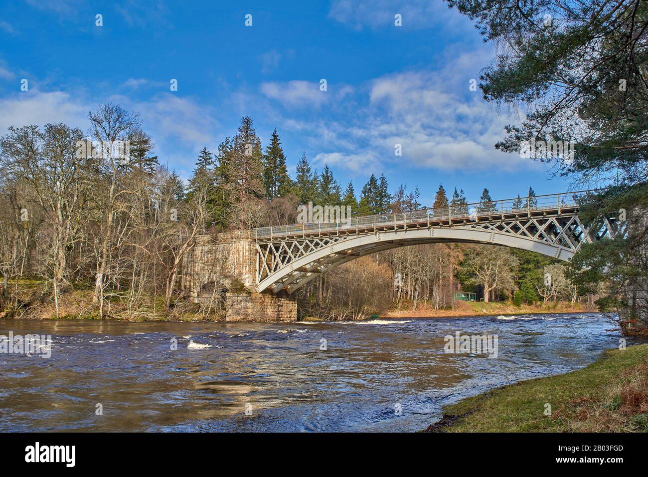 CARRON VILLAGE MORAY SCOTLAND A VIEW OF THE STRUCTURE OF UNIQUE CARRON ROAD AND OLD RAIL BRIDGE WHICH CROSSES THE RIVER SPEY AND GREEN FISHING HUT Stock Photo
