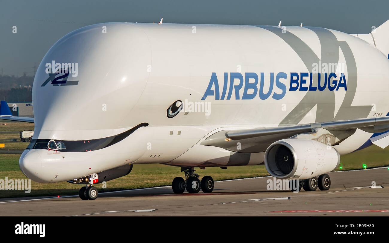 airbus-beluga-xl-landing-at-airbus-broughton-cheshire-stock-photo-alamy