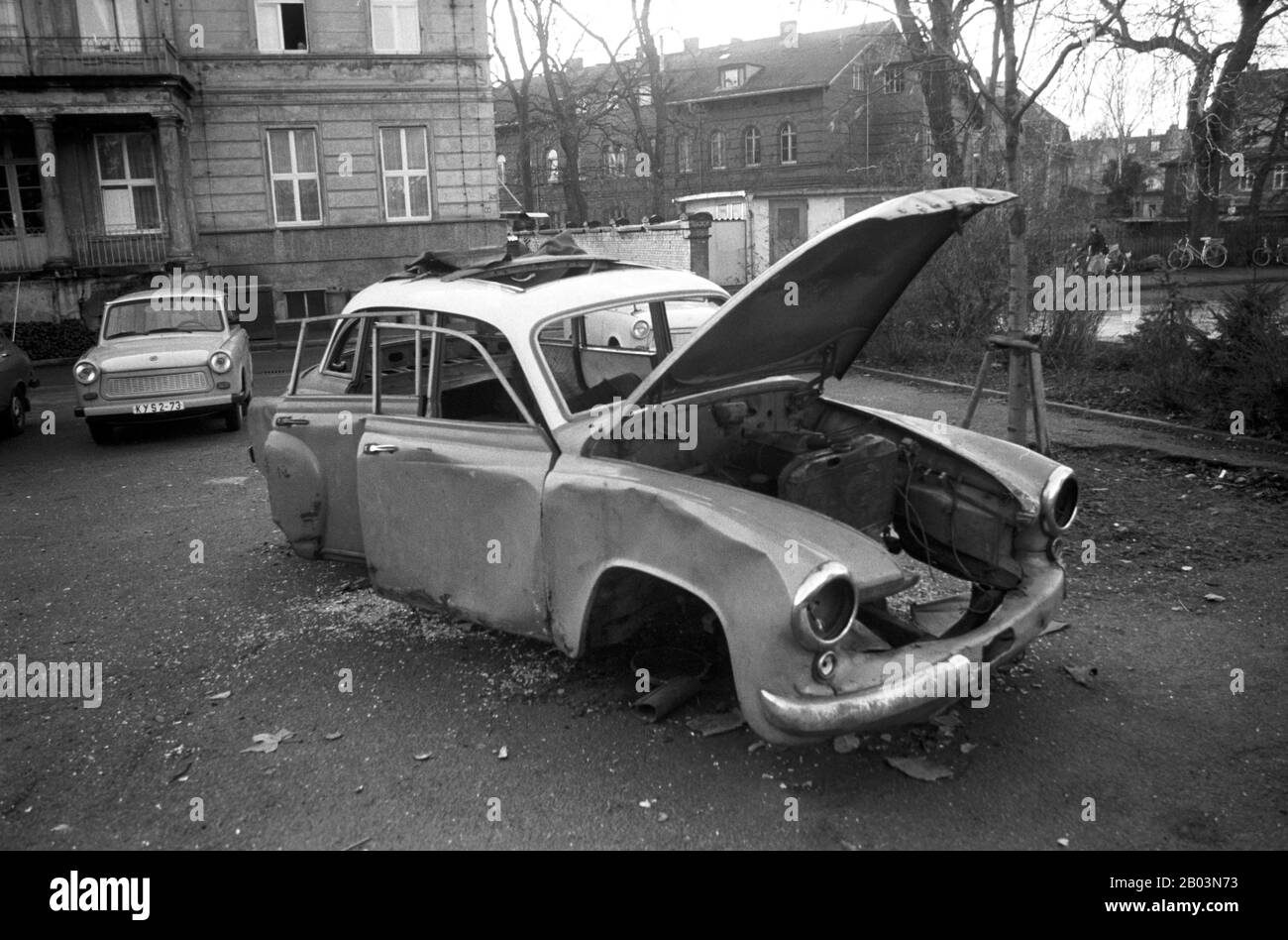 15 March 1990, Saxony, Torgau: A gutted Wartburg 311 stands on a Torgau backyard at the beginning of 1990. Behind it is a Trabant. Exact date of recording not known. Photo: Volkmar Heinz/dpa-Zentralbild/ZB Stock Photo
