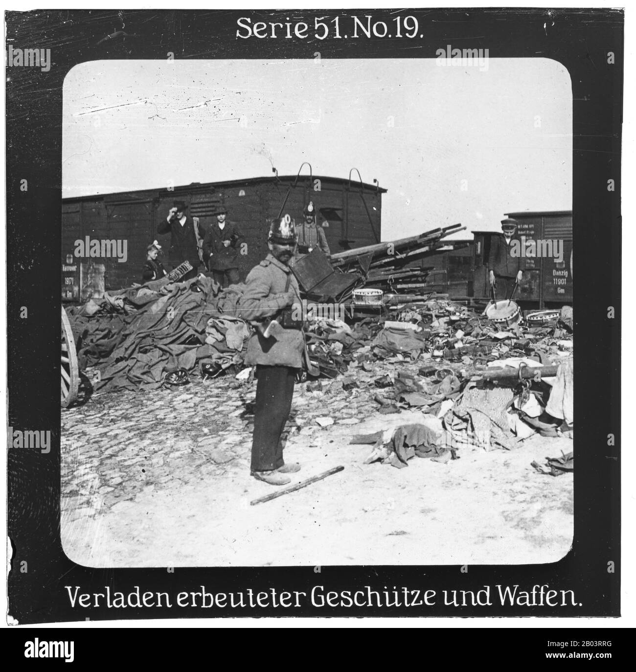 Projection für Alle - Der Weltkrieg: Die Ostfront. Serie 51. No. 19. Verladen erbeuteter Geschütze und Waffen. - Die Firma „Projection für Alle“ wurde 1905 von Max Skladanowsky (1861-1939) gegründet. Sie produzierte bis 1928 fast 100 Serien zu je 24 Glasdias im Format 8,3 x 8,3 cm im sog. Bromsilber-Gelatine-Trockenplatten Verfahren. Die Serien umfassten vor allem Städte, Länder, Landschaften aber auch Märchen und Sagen, das Alte Testament und den Ersten Weltkrieg. Stock Photo