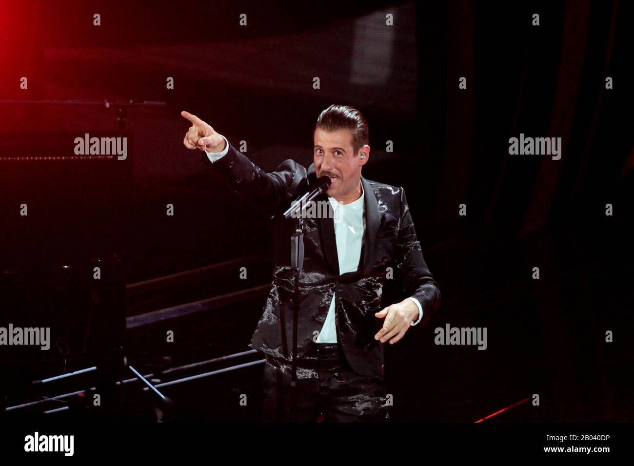 Francesco Gabbani canta "Viceversa" al 70° Festival della Canzone Italiana  di Sanremo Stock Photo - Alamy